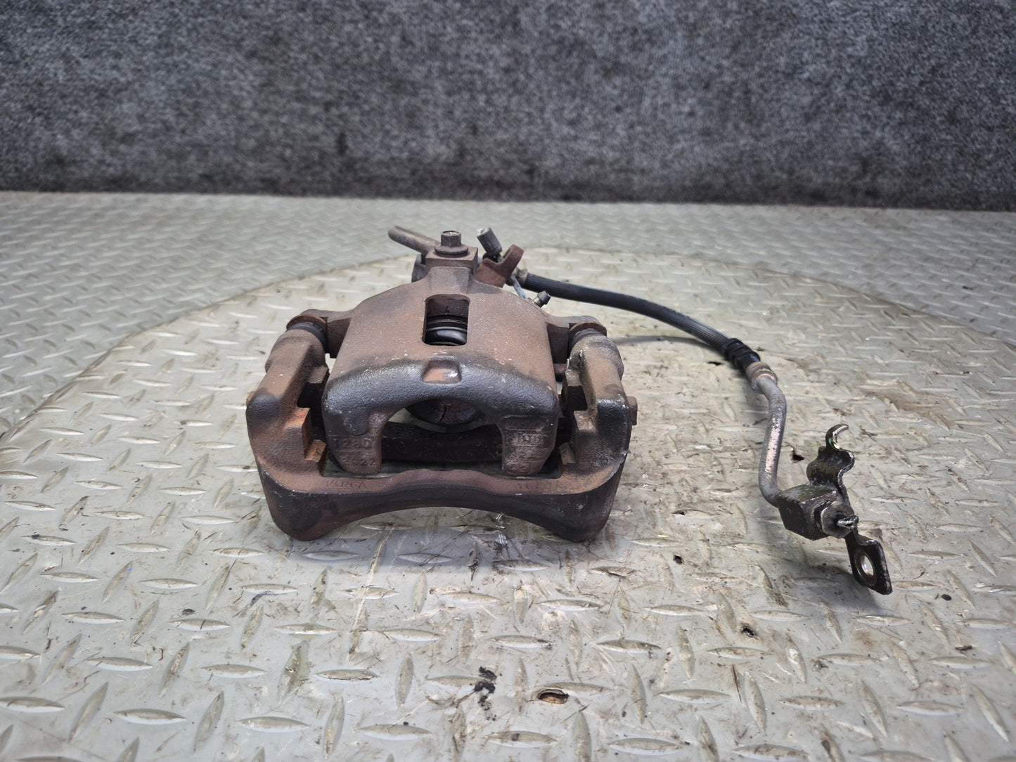 02-05 Ford Thunderbird Set of 2 Rear Left & Right Brake Caliper OEM