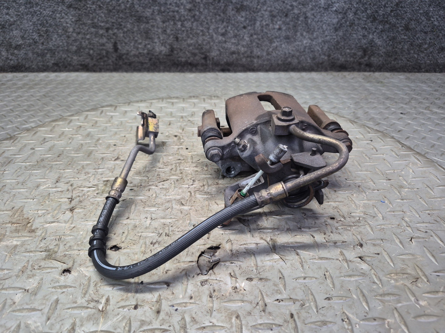 02-05 Ford Thunderbird Set of 2 Rear Left & Right Brake Caliper OEM