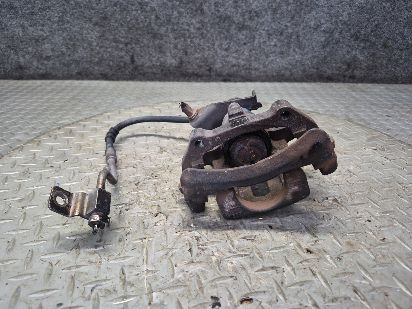 02-05 Ford Thunderbird Set of 2 Rear Left & Right Brake Caliper OEM