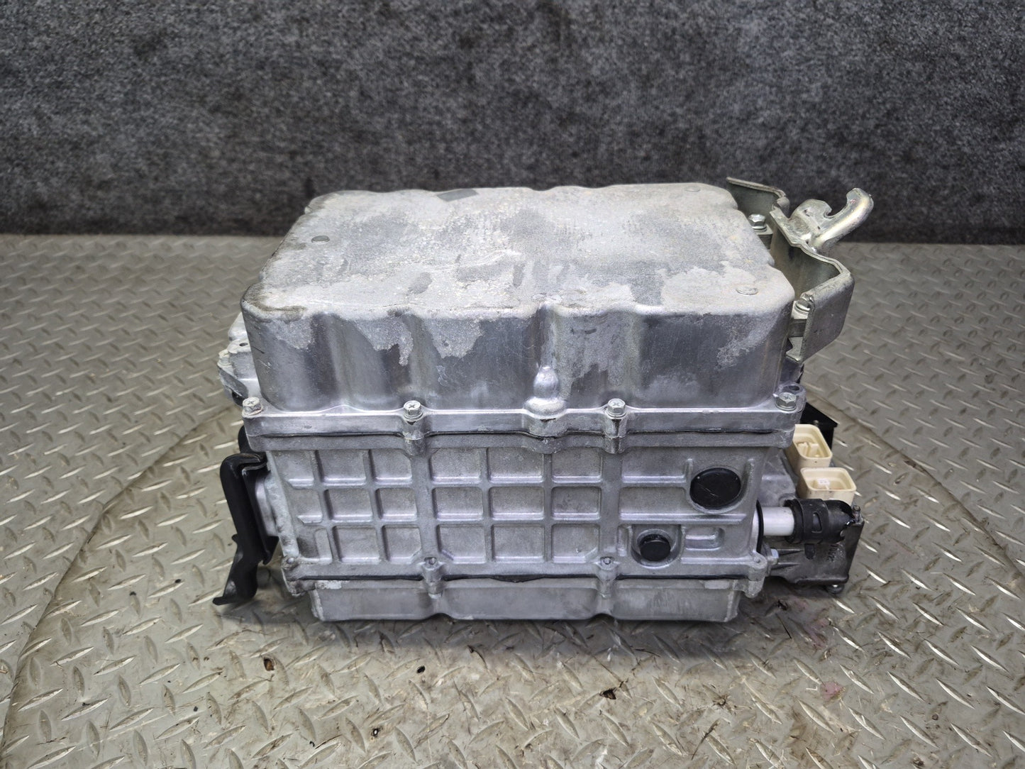 2008 Lexus UVF46L LS600h Hybrid Battery Power Inverter & Converter OEM