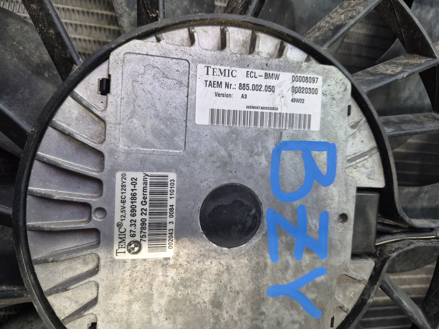 03-05 BMW E85 Z4 M54 A/T Radiator Condenser Fan Motor Expansion Tank OEM