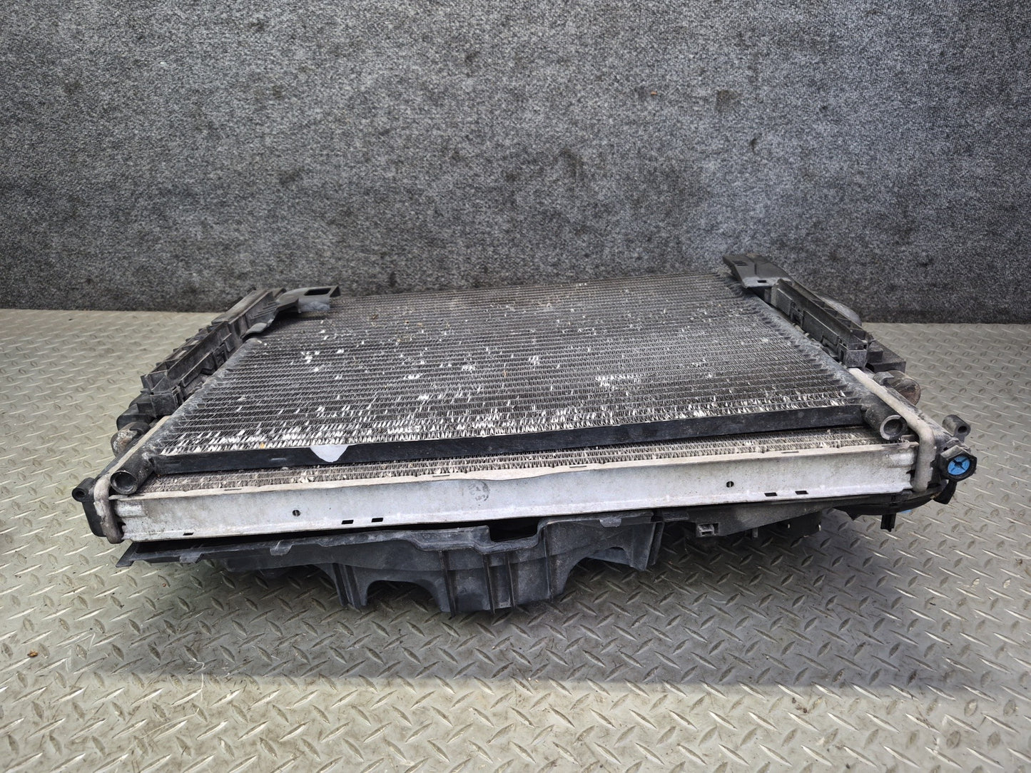 03-05 BMW E85 Z4 M54 A/T Radiator Condenser Fan Motor Expansion Tank OEM
