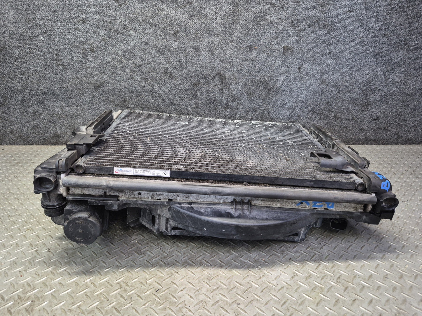 03-05 BMW E85 Z4 M54 A/T Radiator Condenser Fan Motor Expansion Tank OEM