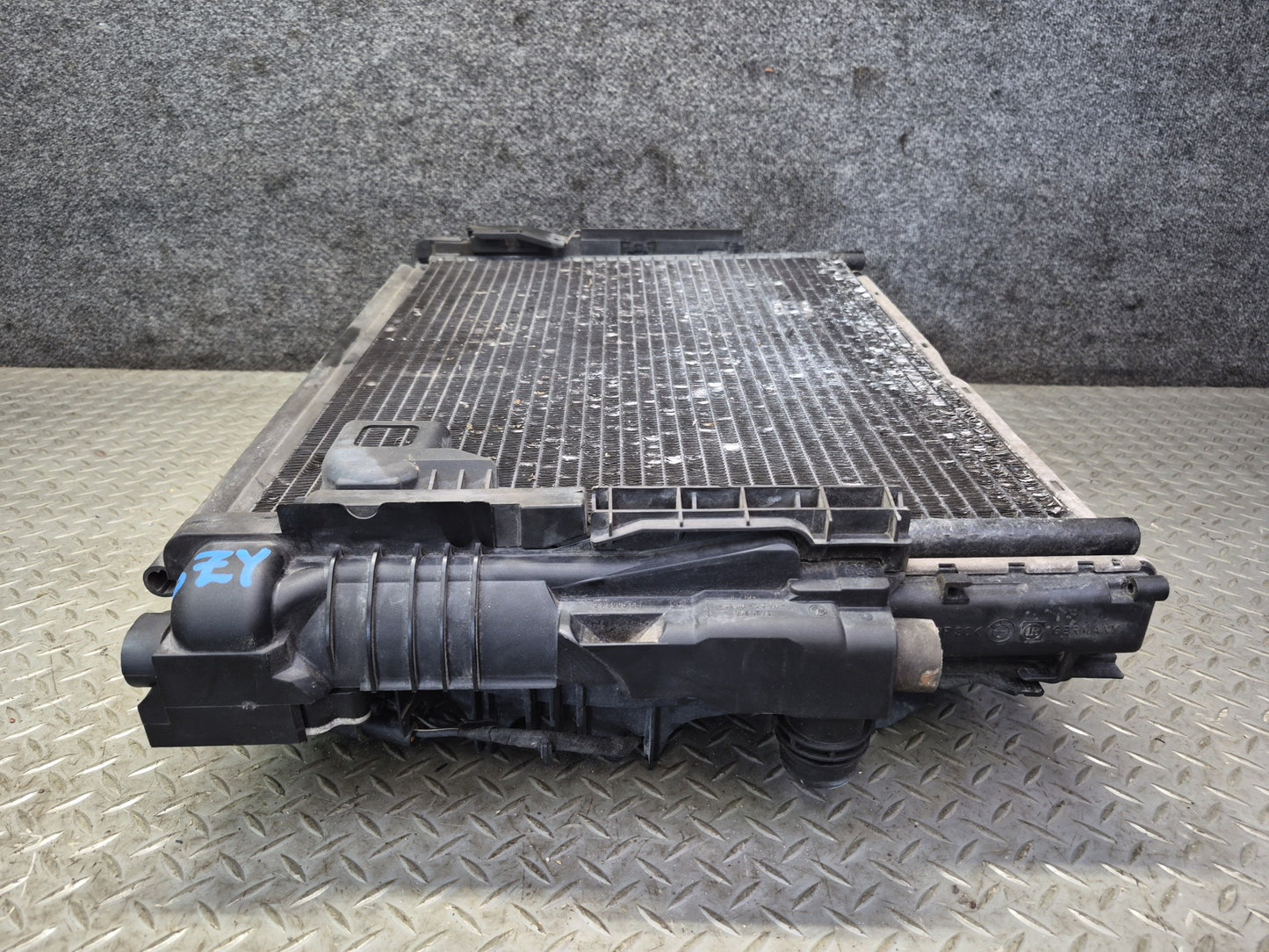 03-05 BMW E85 Z4 M54 A/T Radiator Condenser Fan Motor Expansion Tank OEM