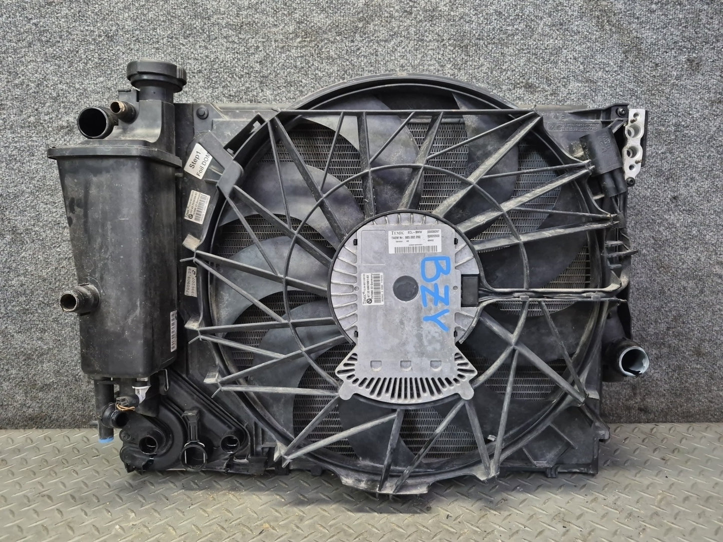 03-05 BMW E85 Z4 M54 A/T Radiator Condenser Fan Motor Expansion Tank OEM
