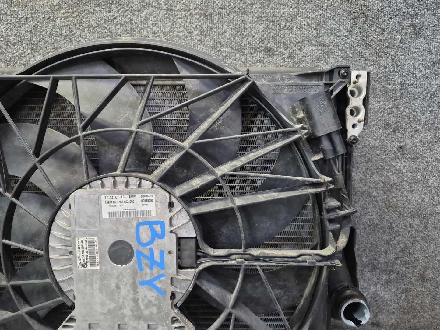 03-05 BMW E85 Z4 M54 A/T Radiator Condenser Fan Motor Expansion Tank OEM