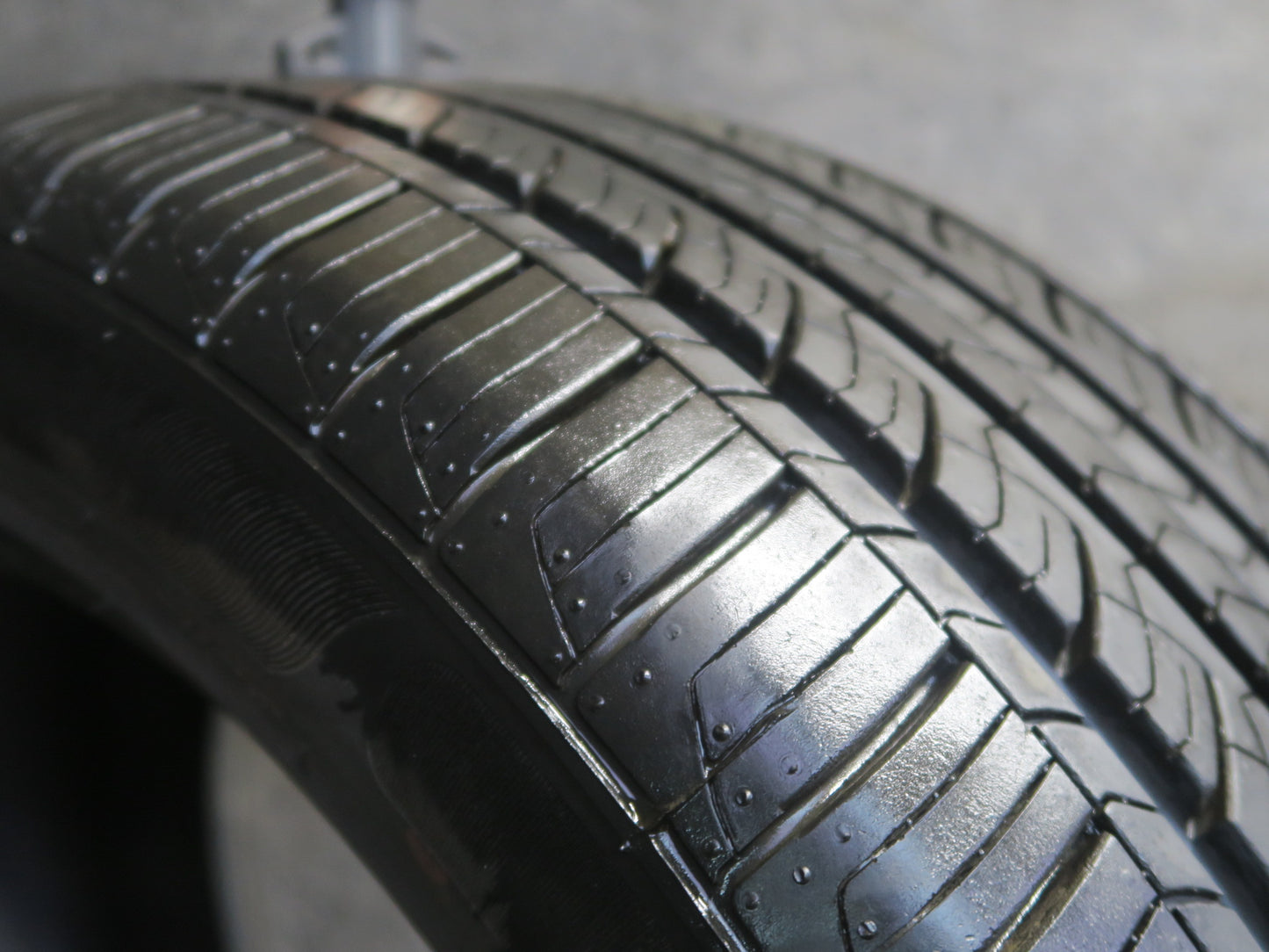 Advanta ER800 Tire 245/45 R18 100H M+S 3625 10/32 Tread