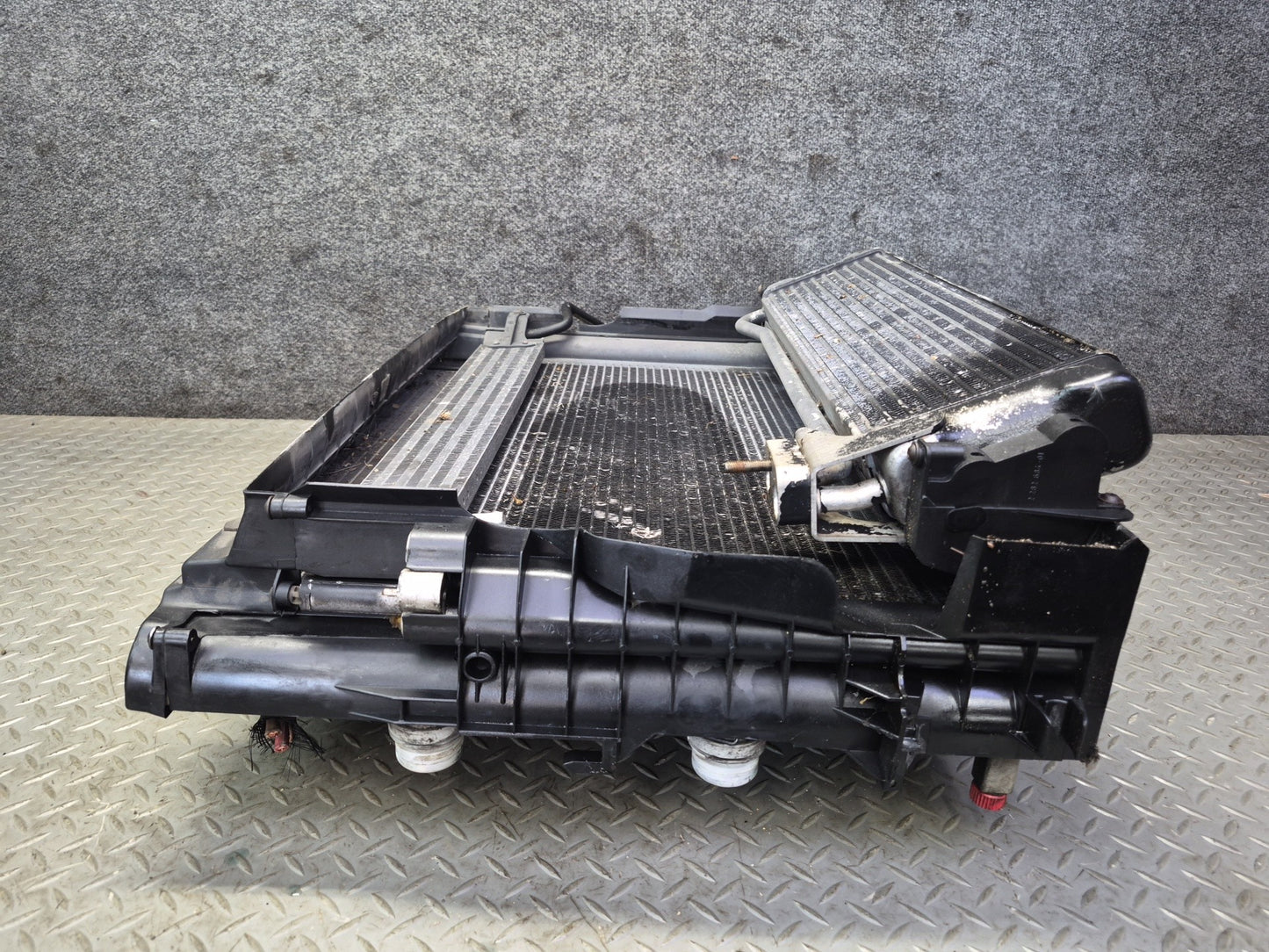06-10 BMW E63 E64 M6 5.0L S85 Engine Radiator A/C Condenser Oil Cooler Fan Assy