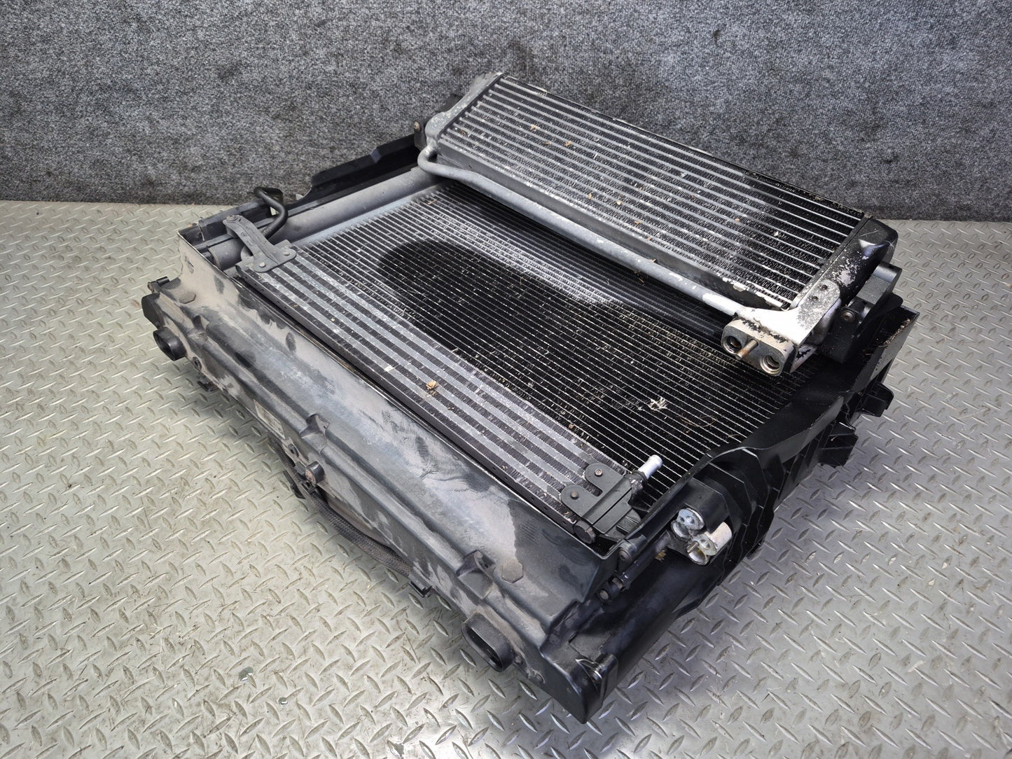 06-10 BMW E63 E64 M6 5.0L S85 Engine Radiator A/C Condenser Oil Cooler Fan Assy