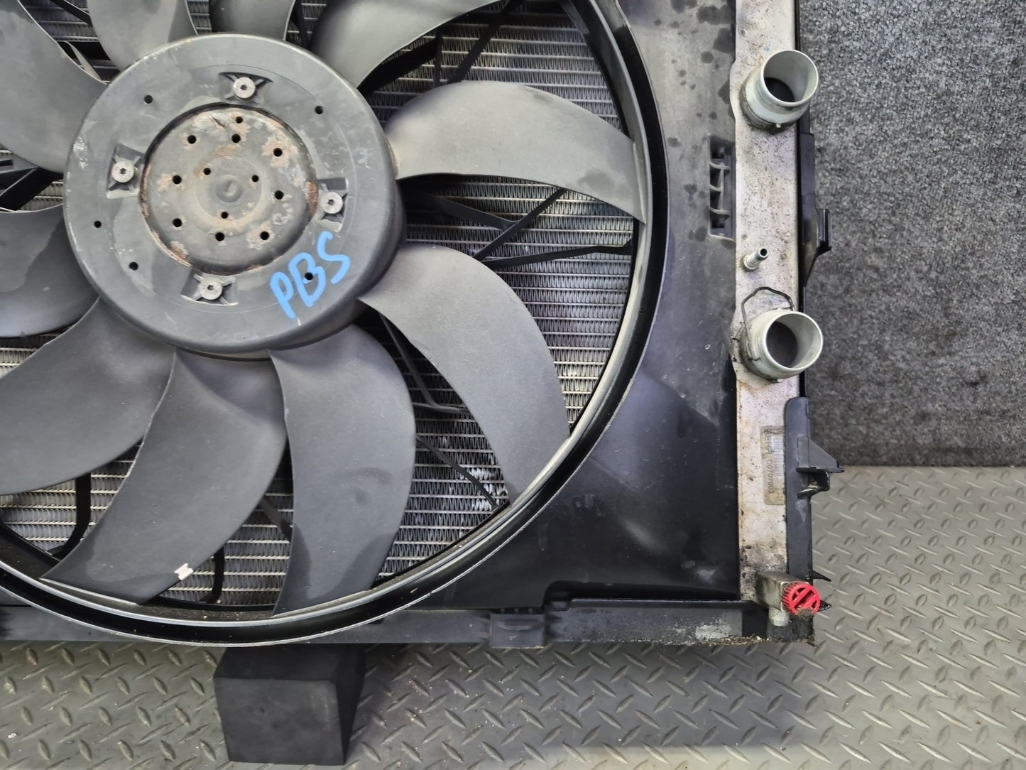 06-10 BMW E63 E64 M6 5.0L S85 Engine Radiator A/C Condenser Oil Cooler Fan Assy