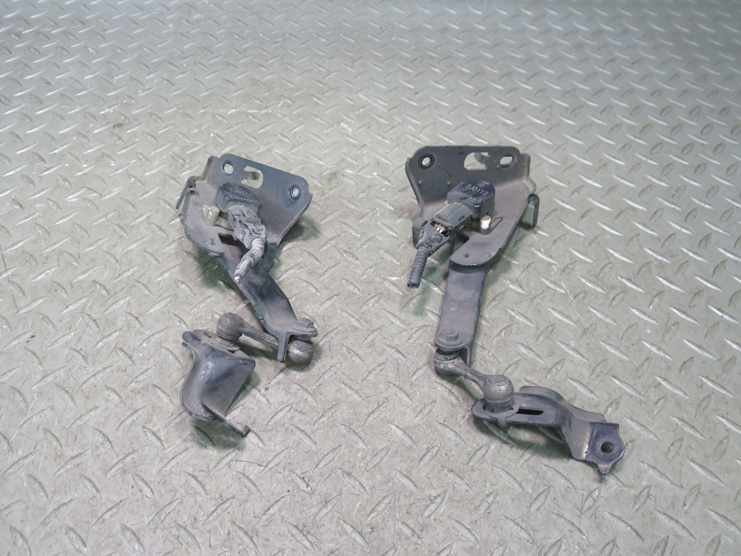 07-17 Lexus UVF46L LS600h LS460 Set of 2 Rear Suspension Height Level Sensor OEM