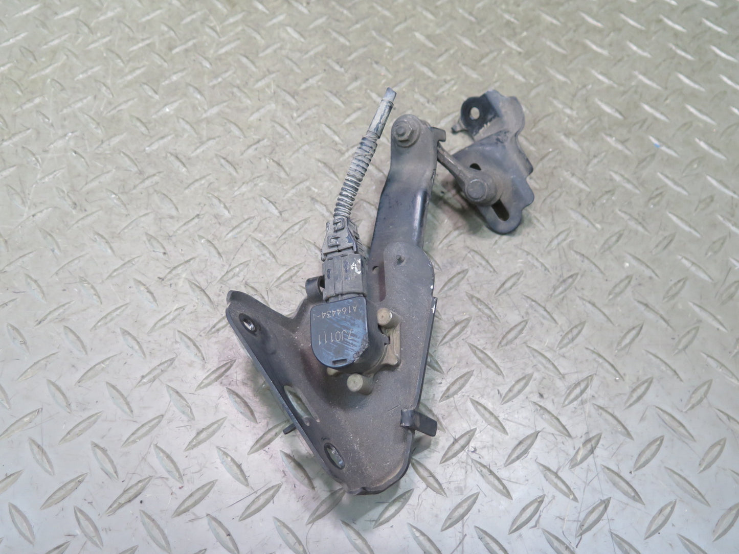 07-17 Lexus UVF46L LS600h LS460 Set of 2 Rear Suspension Height Level Sensor OEM