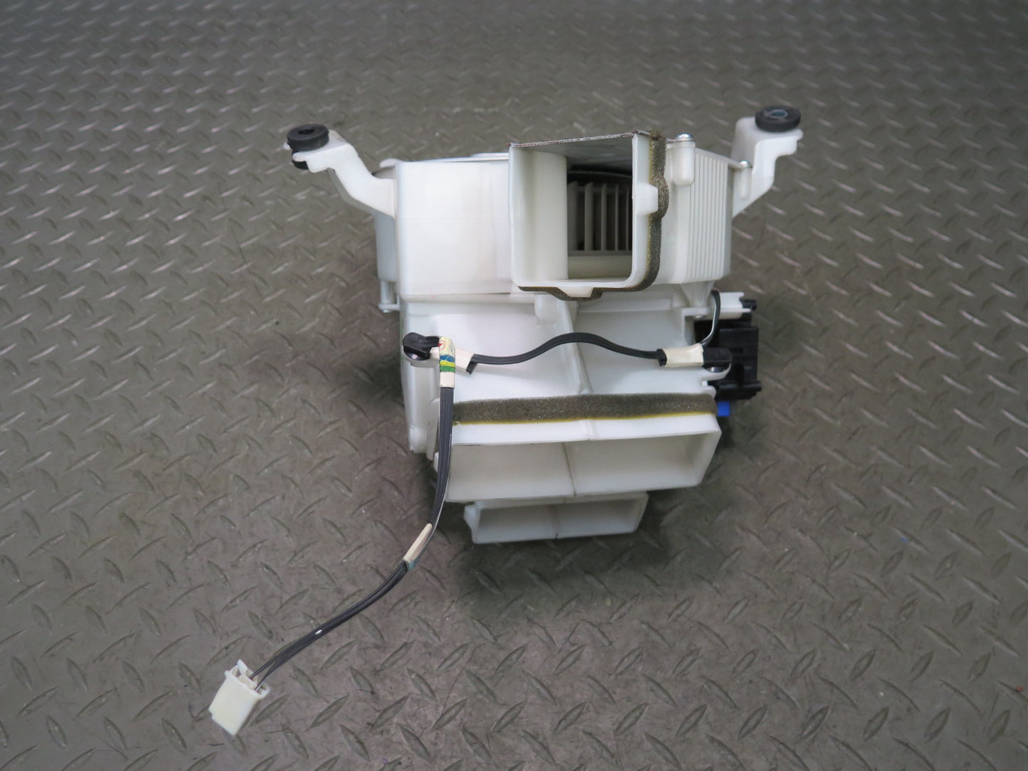 08-09 Lexus UVF46L LS600h Hybrid Battery Cooling Blower Motor Fan OEM