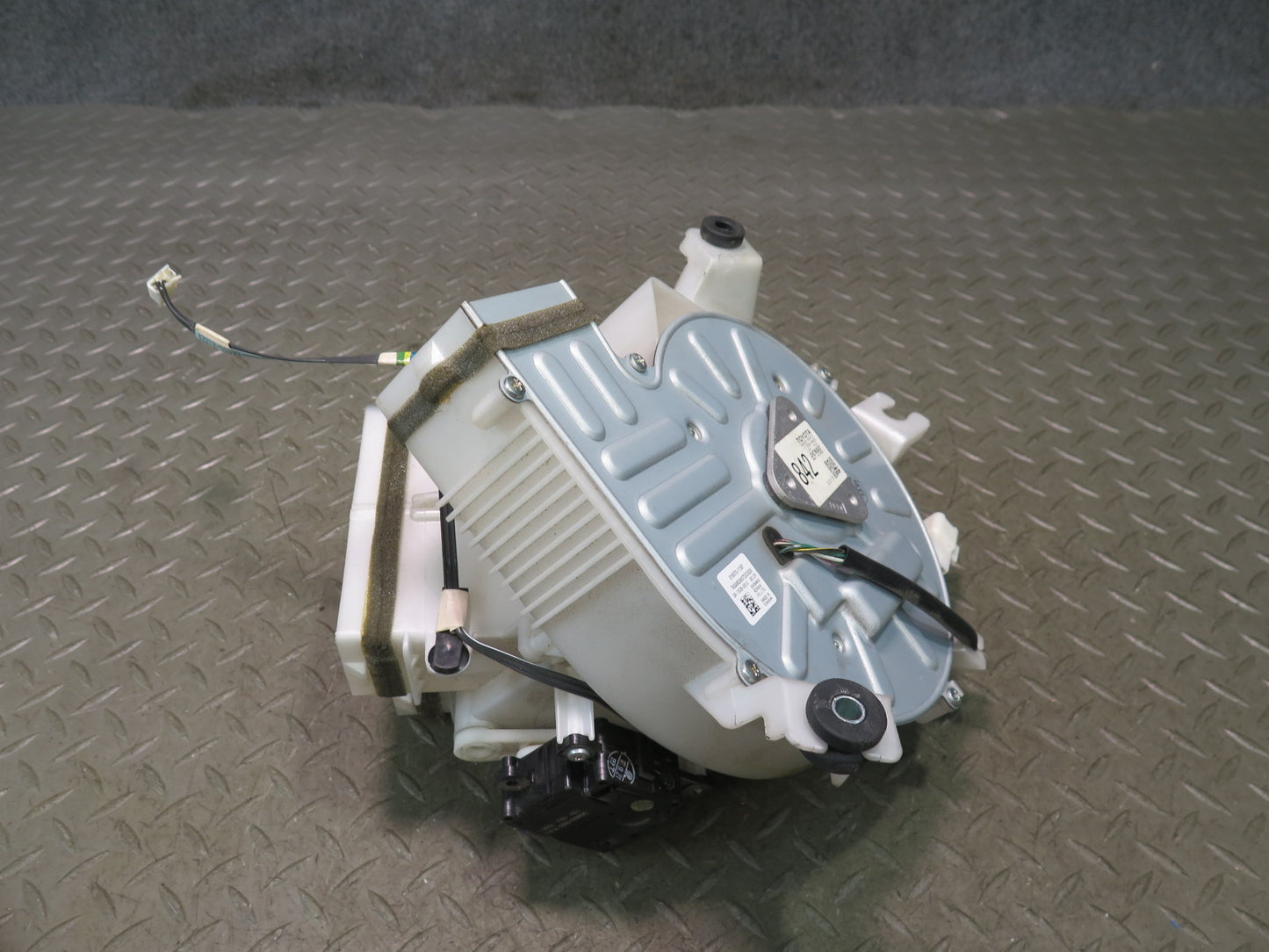 08-09 Lexus UVF46L LS600h Hybrid Battery Cooling Blower Motor Fan OEM
