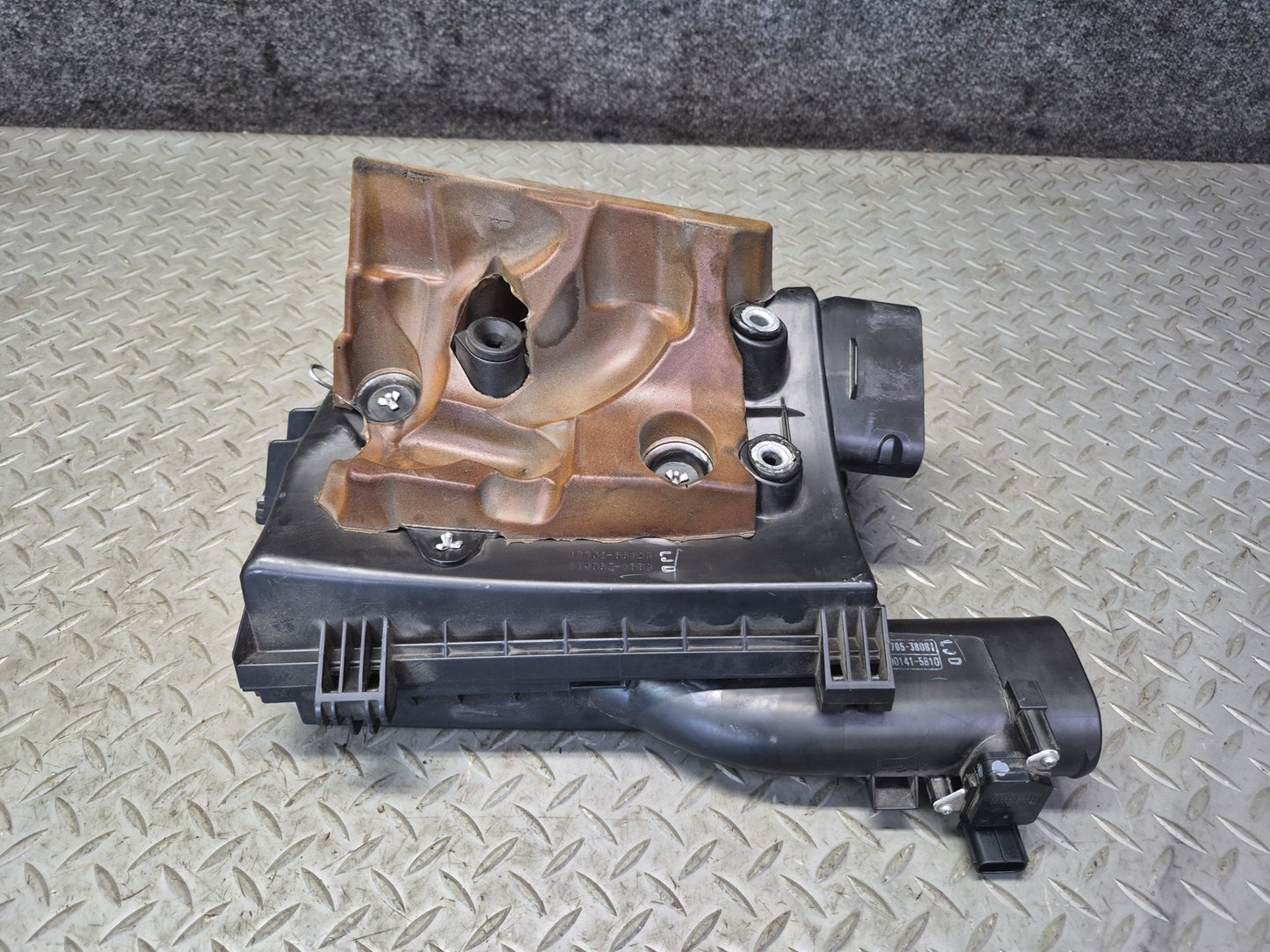 07-12 Lexus UVF46L LS600h LS460 Right Air Intake Cleaner Filter Box w MAF Sensor
