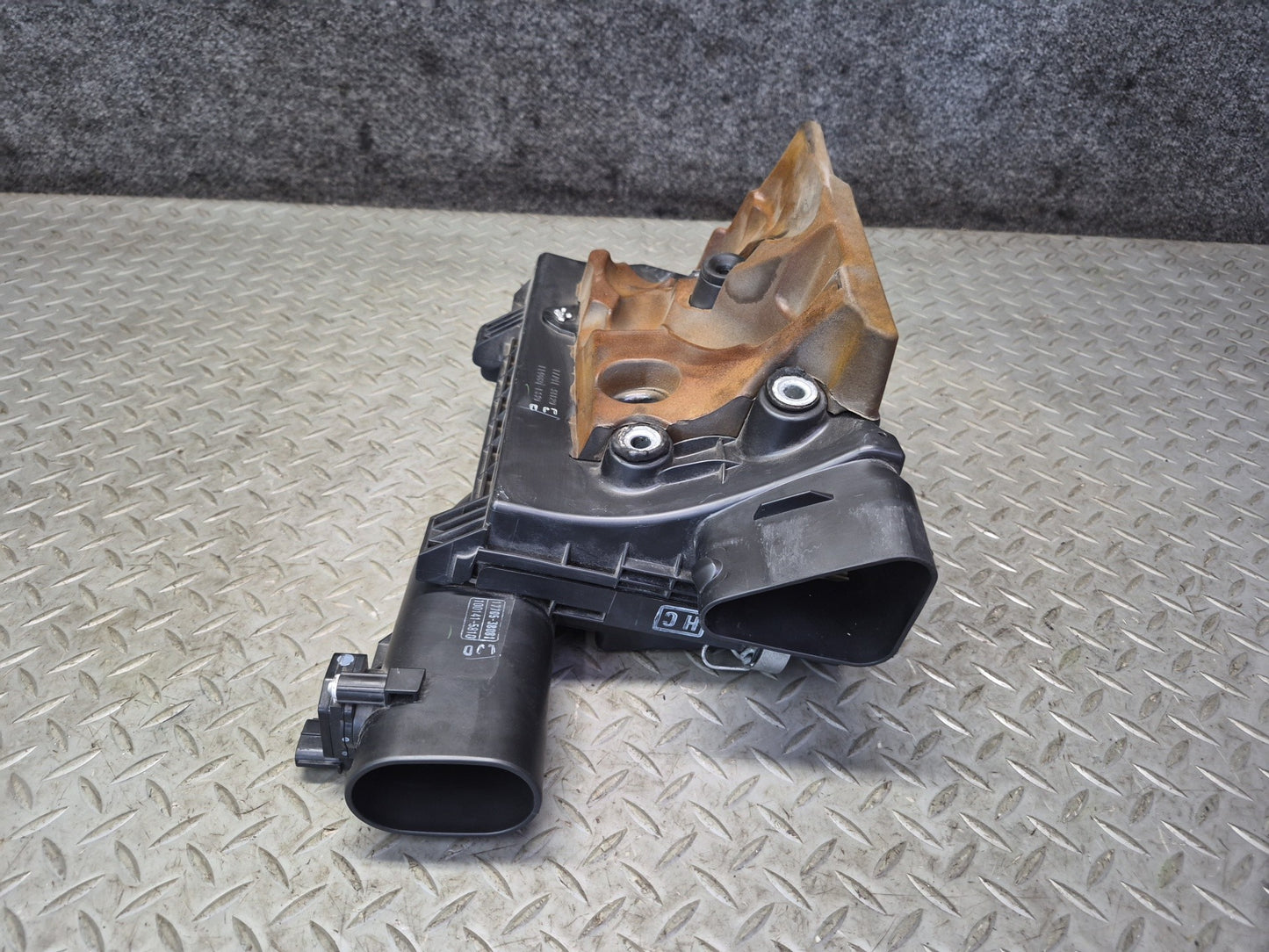 07-12 Lexus UVF46L LS600h LS460 Right Air Intake Cleaner Filter Box w MAF Sensor