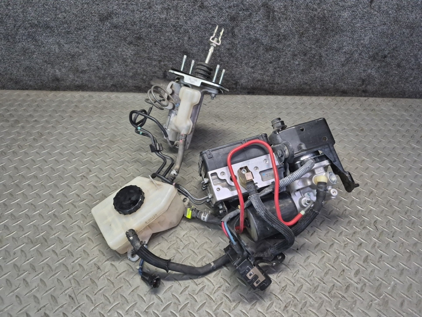 07-17 Lexus UVF46L LS600h LS460 Anti Lock ABS Pump w Brake Master Cylinder OEM