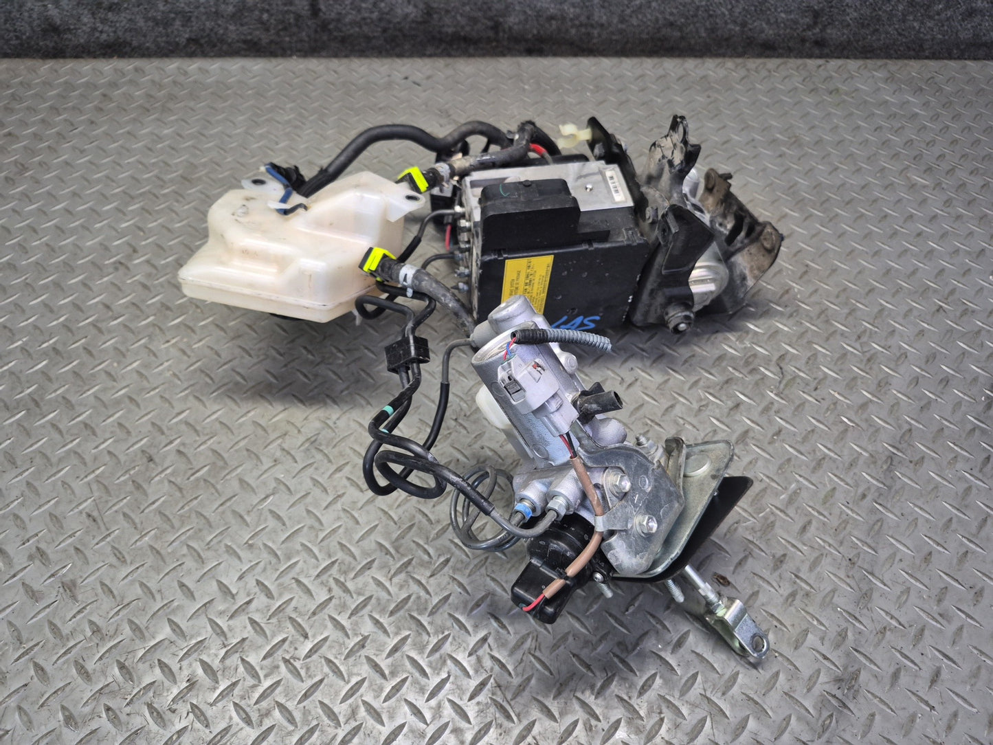 07-17 Lexus UVF46L LS600h LS460 Anti Lock ABS Pump w Brake Master Cylinder OEM