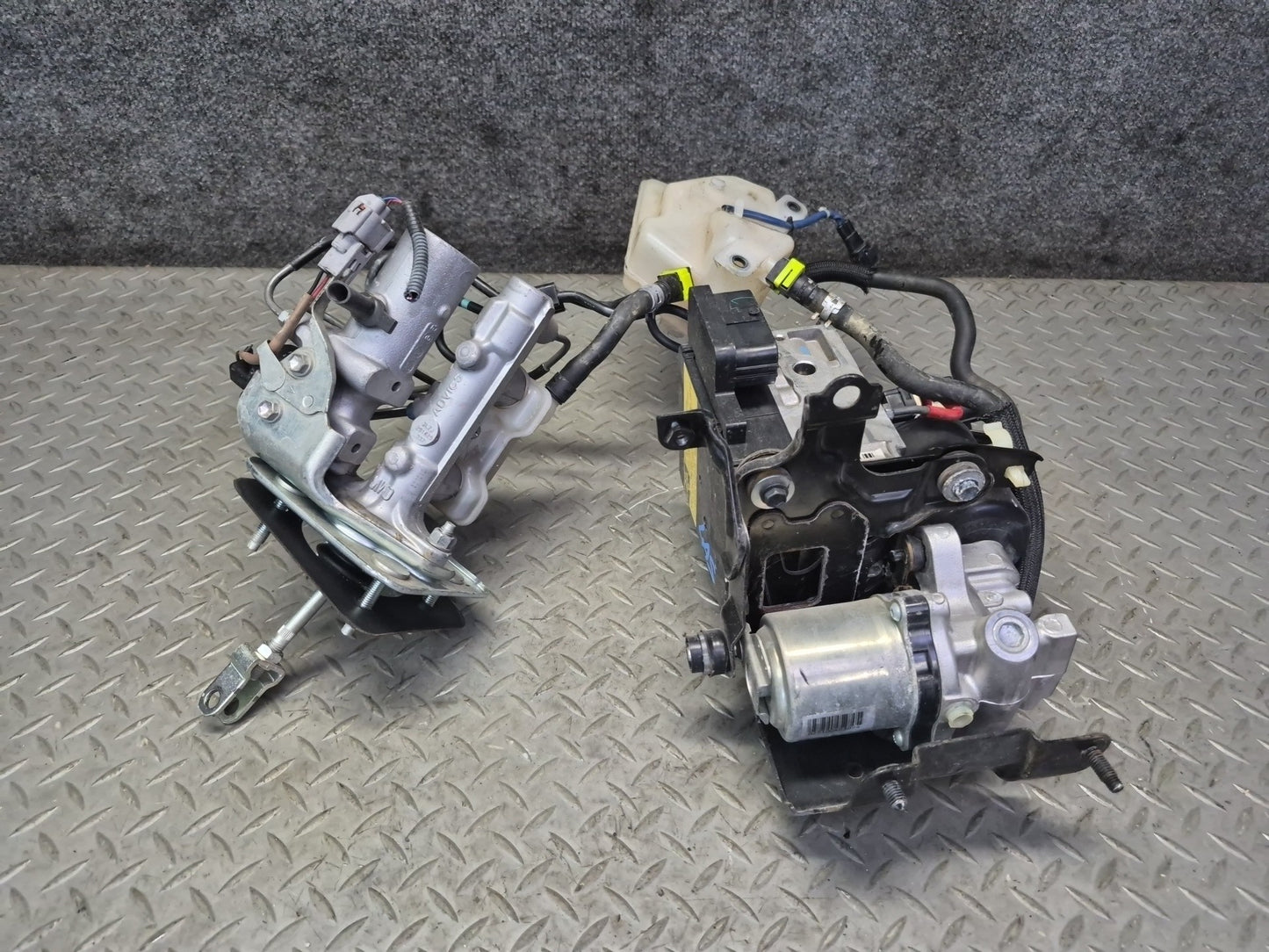 07-17 Lexus UVF46L LS600h LS460 Anti Lock ABS Pump w Brake Master Cylinder OEM