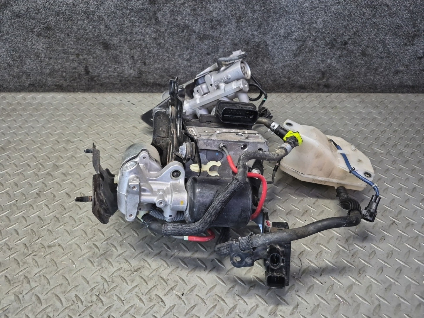 07-17 Lexus UVF46L LS600h LS460 Anti Lock ABS Pump w Brake Master Cylinder OEM
