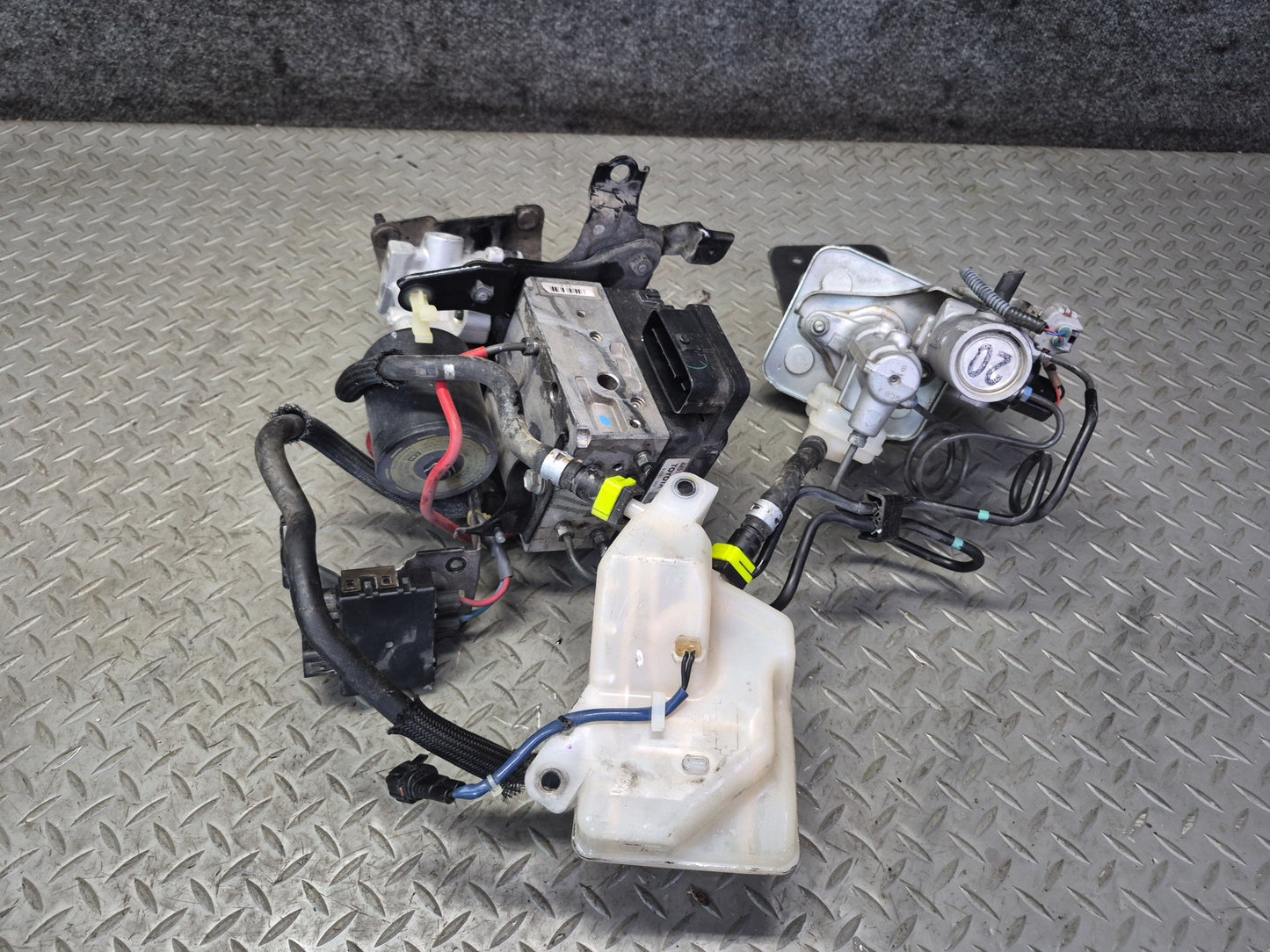 07-17 Lexus UVF46L LS600h LS460 Anti Lock ABS Pump w Brake Master Cylinder OEM