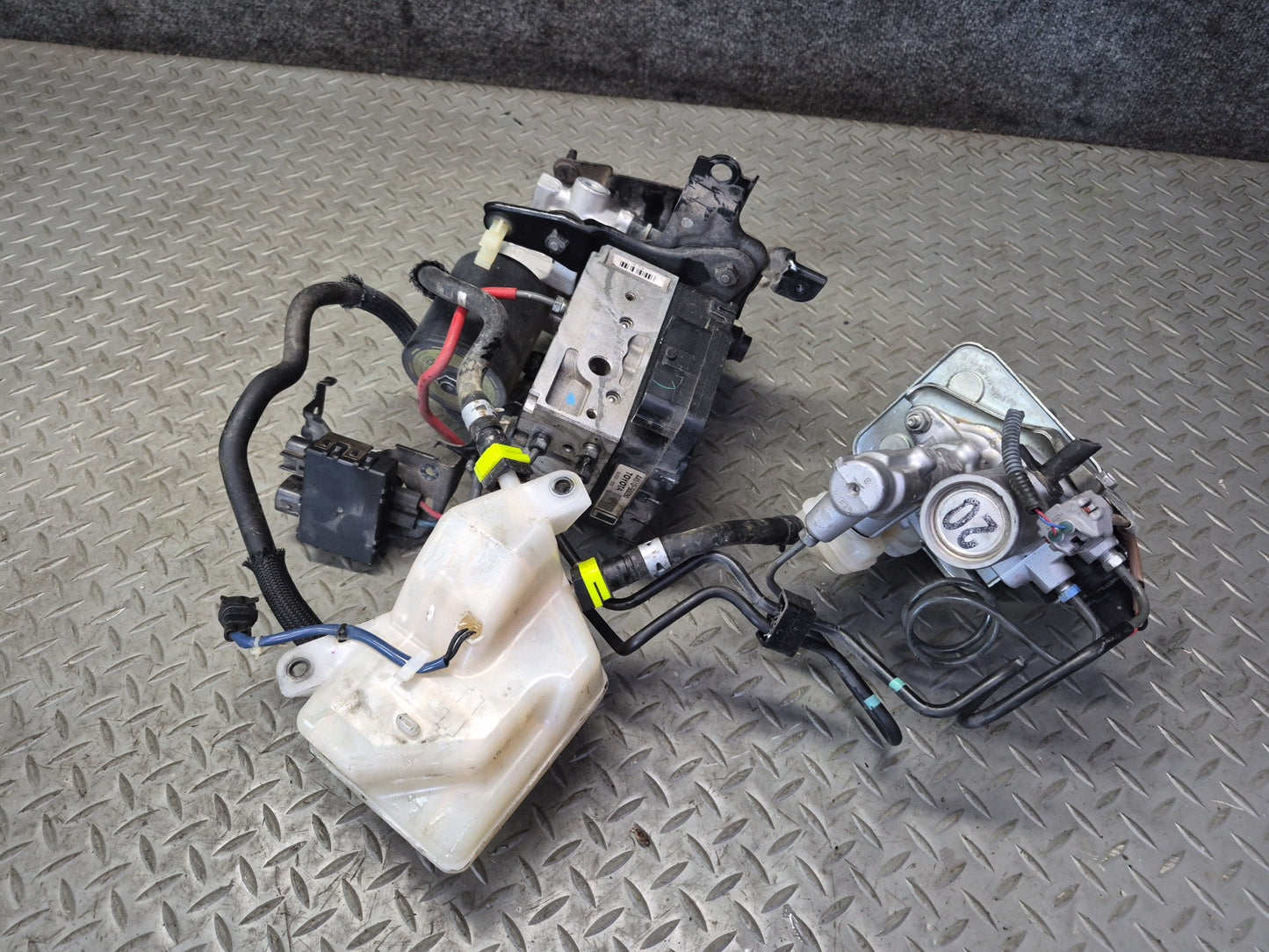 07-17 Lexus UVF46L LS600h LS460 Anti Lock ABS Pump w Brake Master Cylinder OEM
