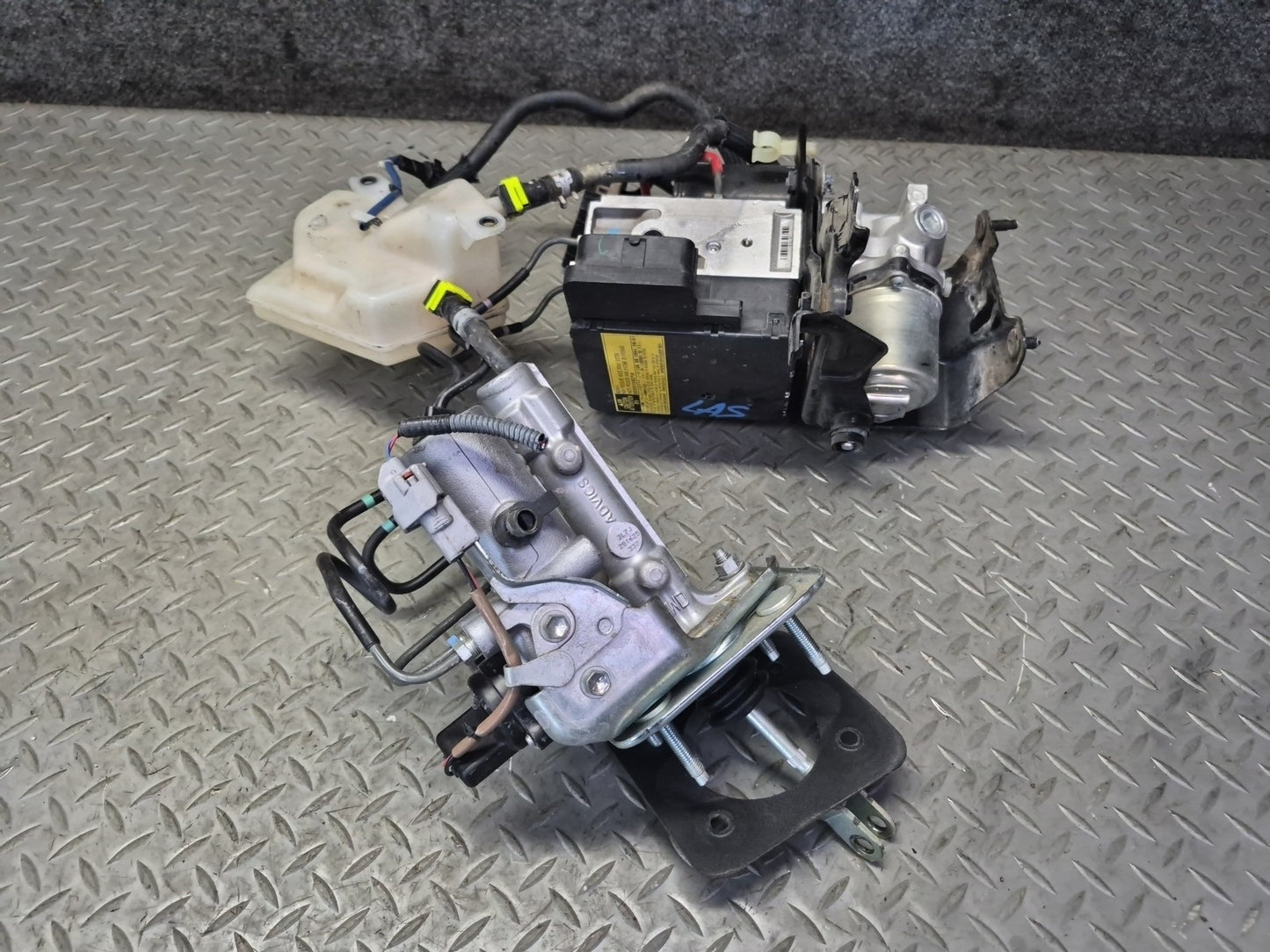 07-17 Lexus UVF46L LS600h LS460 Anti Lock ABS Pump w Brake Master Cylinder OEM