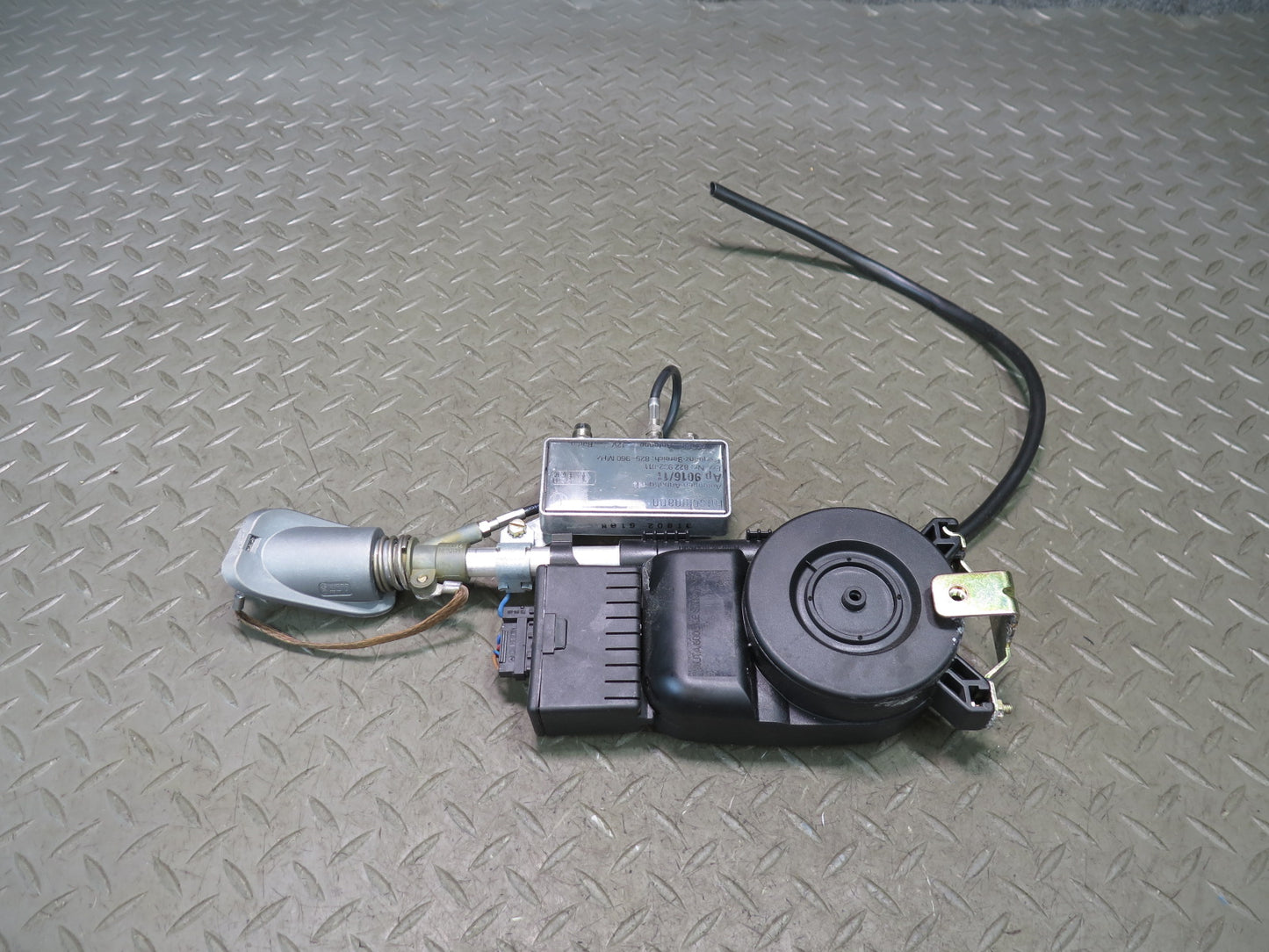 94-02 Mercedes R129 SL500 SL600 Power Radio Antenna Assembly OEM