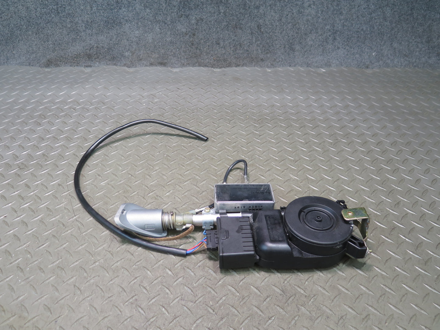 94-02 Mercedes R129 SL500 SL600 Power Radio Antenna Assembly OEM