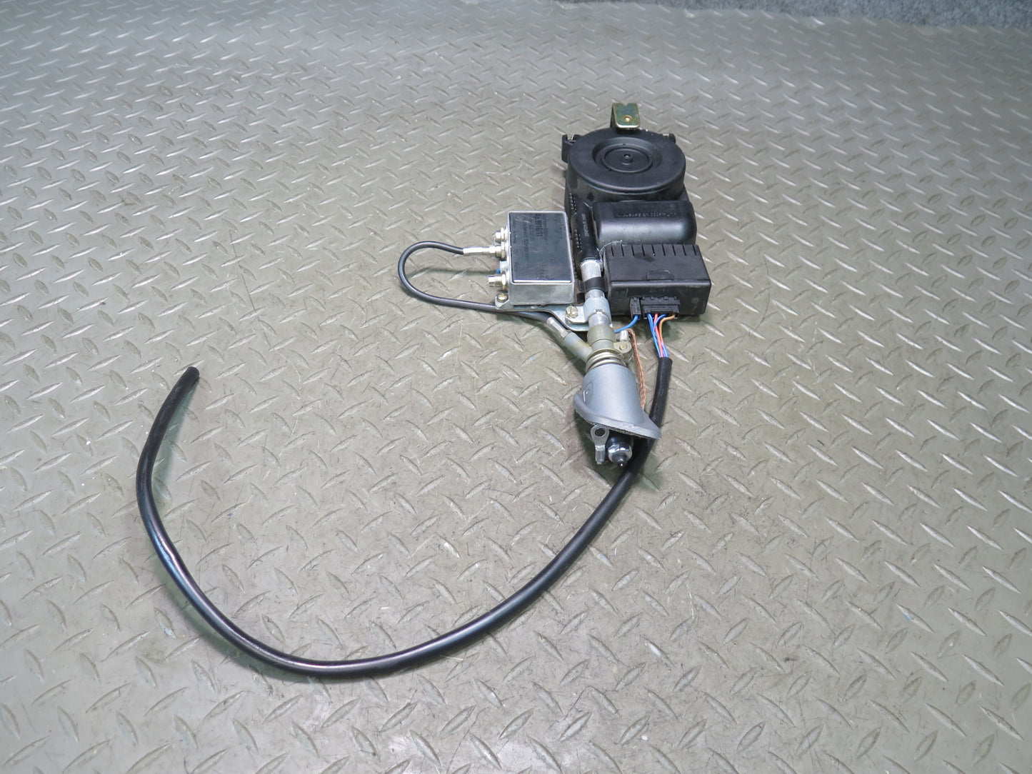 94-02 Mercedes R129 SL500 SL600 Power Radio Antenna Assembly OEM
