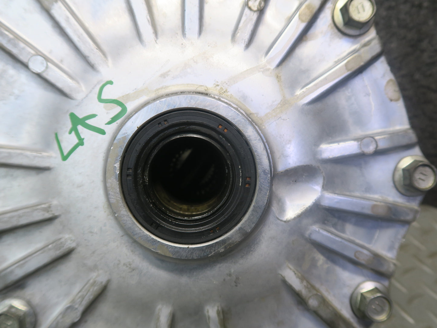 08-16 Lexus UVF46L LS600h AWD Front Axle Differential Carrier 3.916 Ratio OEM