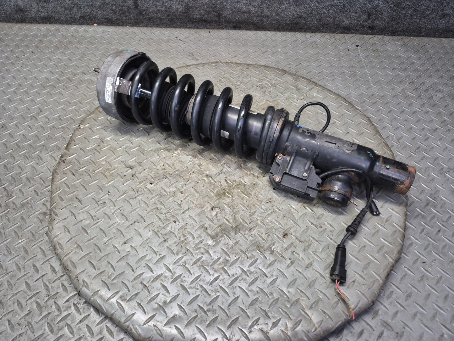 2010-2014 BMW E70 E71 X5M X6M Front Left Side VDC Strut Shock Absorber
