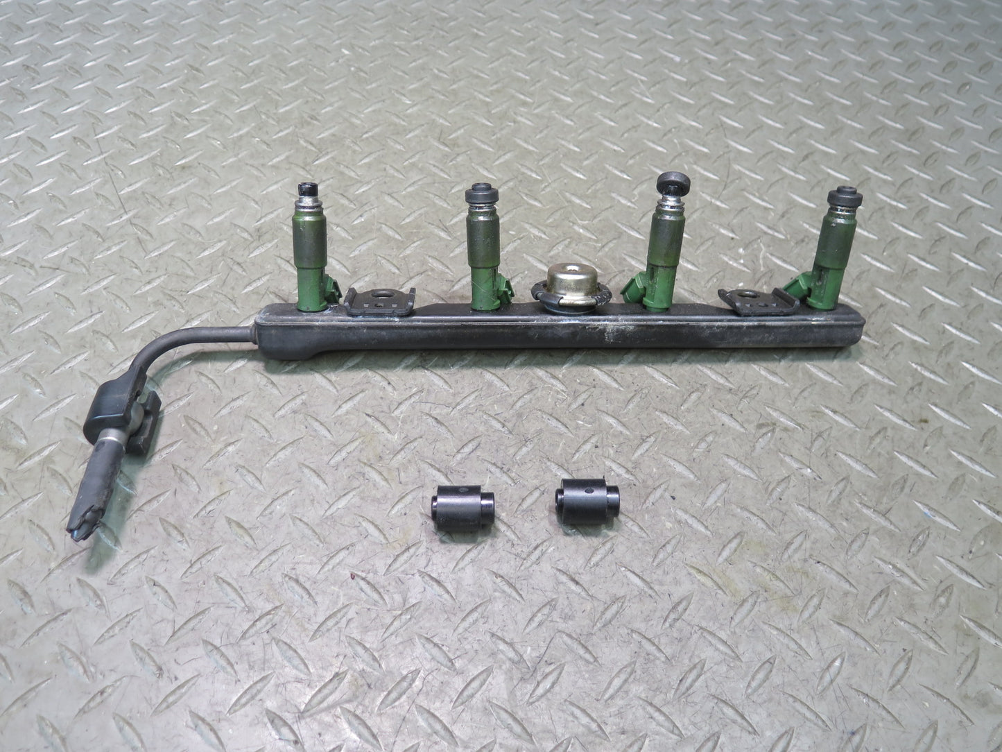 00-05 Toyota ZZW30L MR2 Spyder 1.8L 1ZZFE Engine Fuel Rail w Injectors Assy OEM