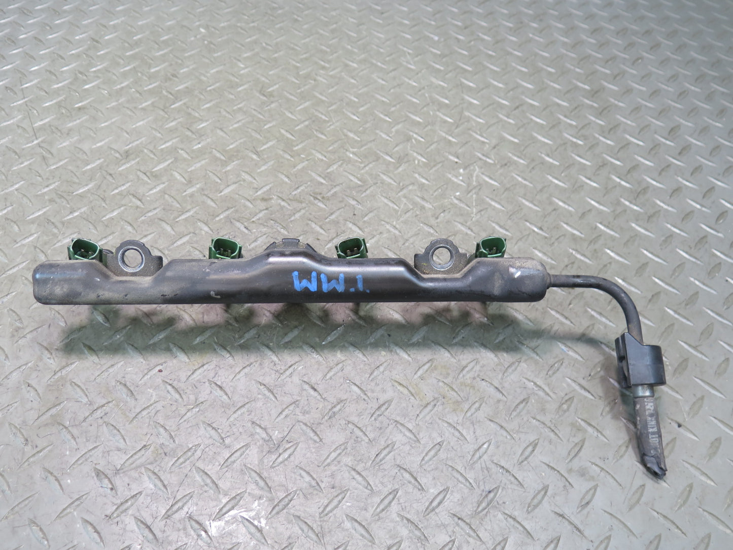 00-05 Toyota ZZW30L MR2 Spyder 1.8L 1ZZFE Engine Fuel Rail w Injectors Assy OEM