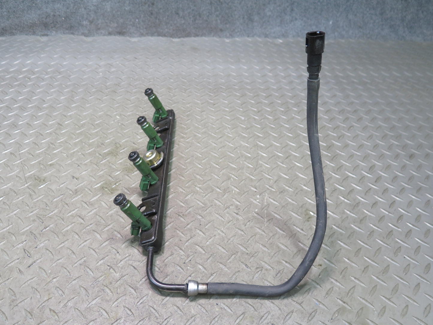 00-05 Toyota ZZW30L MR2 Spyder 1.8L 1ZZFE Engine Fuel Rail w Injectors Assy OEM