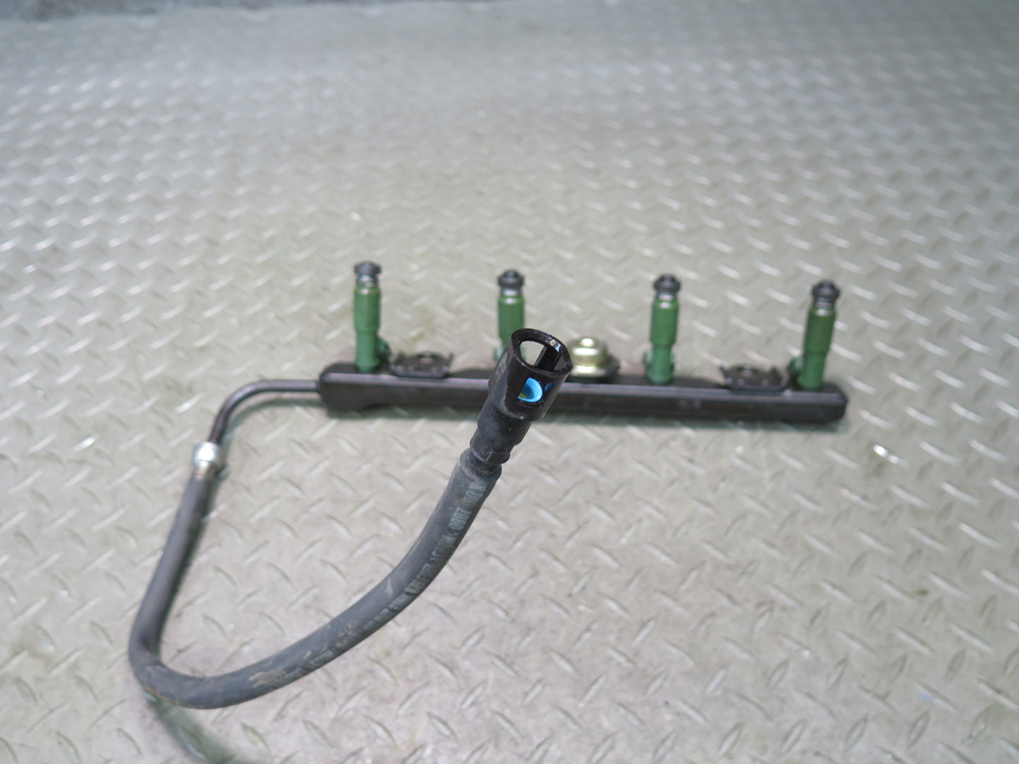 00-05 Toyota ZZW30L MR2 Spyder 1.8L 1ZZFE Engine Fuel Rail w Injectors Assy OEM