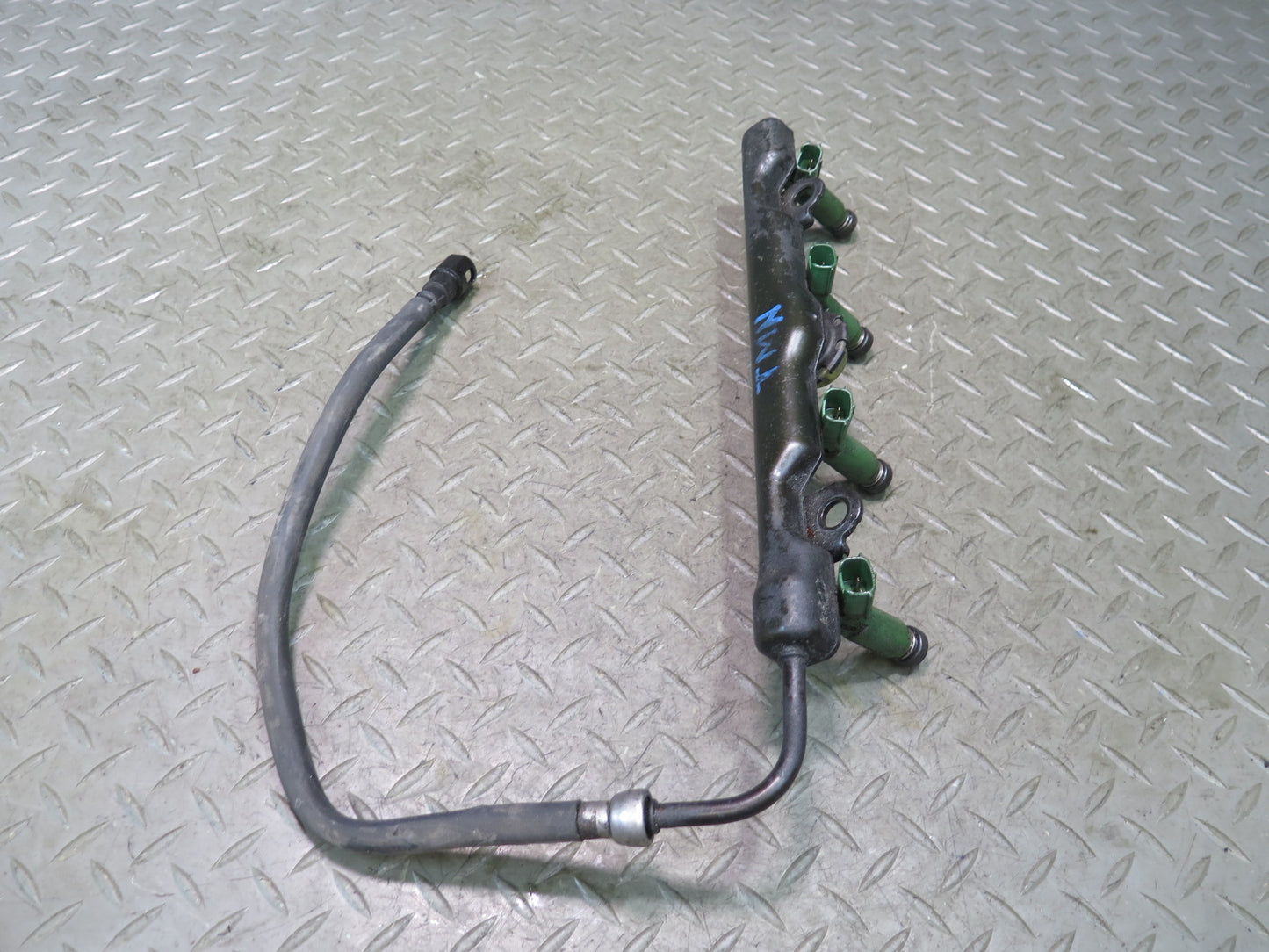 00-05 Toyota ZZW30L MR2 Spyder 1.8L 1ZZFE Engine Fuel Rail w Injectors Assy OEM