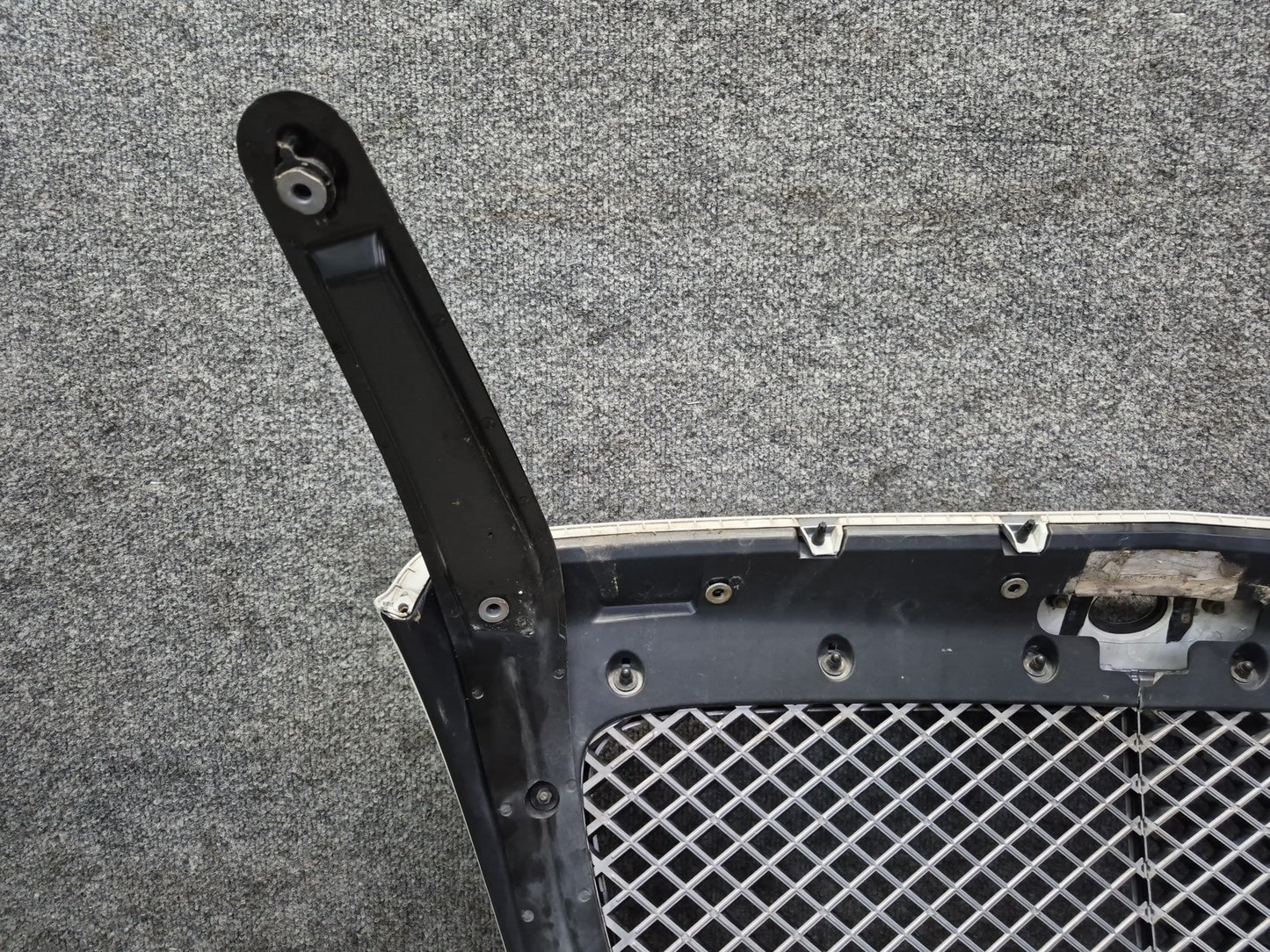 2003-2008 Bentley Continental GT Front Hood Exterior Grille w Support Brackets