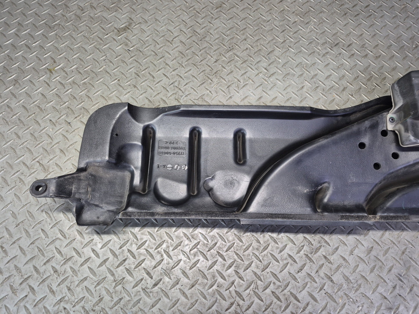 01-06 Lexus UCF30L LS430 Air Intake Cleaner Duct Pipe Vent Tube 17750-50030 OEM