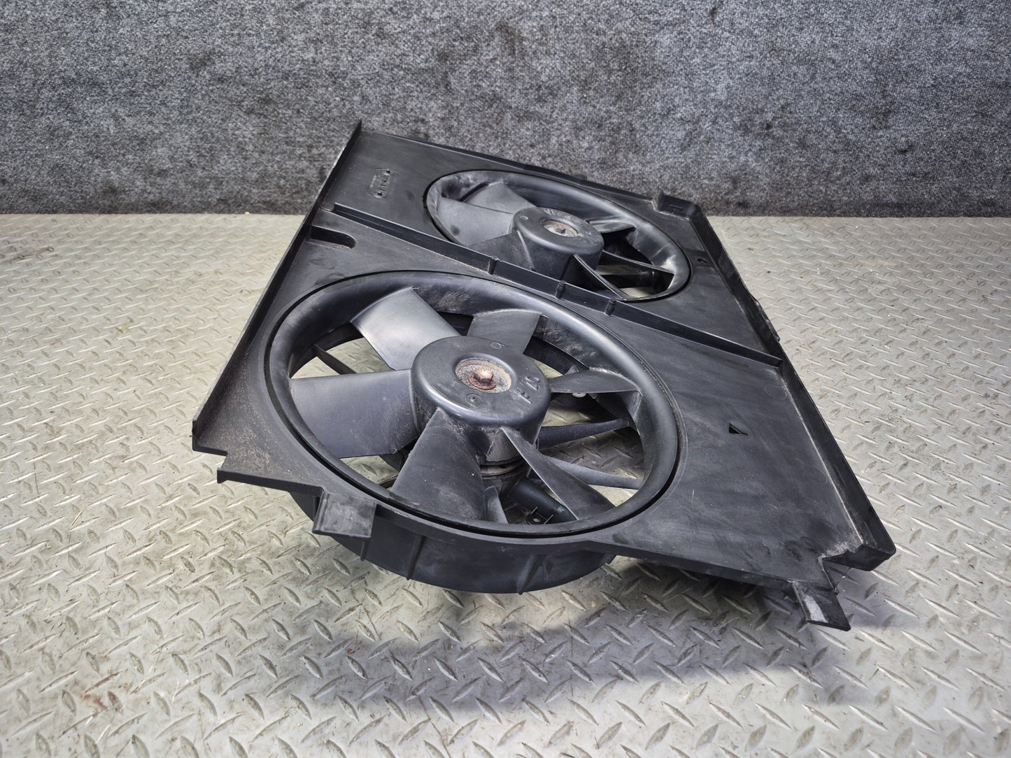 98-04 Chevrolet Corvette C5 A/T Engine Cooling Radiator Fan & Shroud 88K OEM