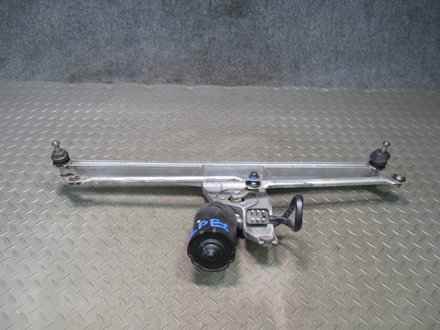 1984-1986 Porsche 928 S Front Windshield Wiper Transmission Linkage W/ Motor