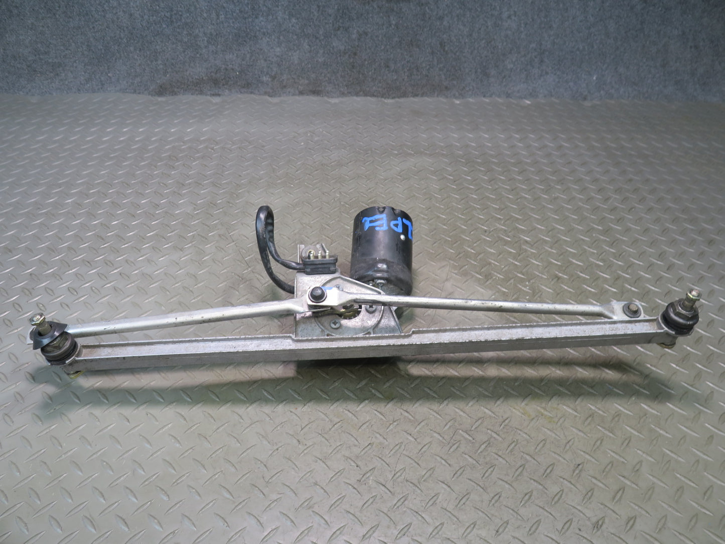 1984-1986 Porsche 928 S Front Windshield Wiper Transmission Linkage W/ Motor