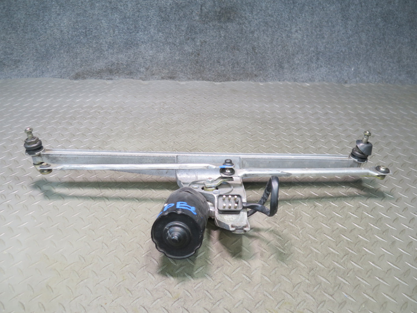 1984-1986 Porsche 928 S Front Windshield Wiper Transmission Linkage W/ Motor