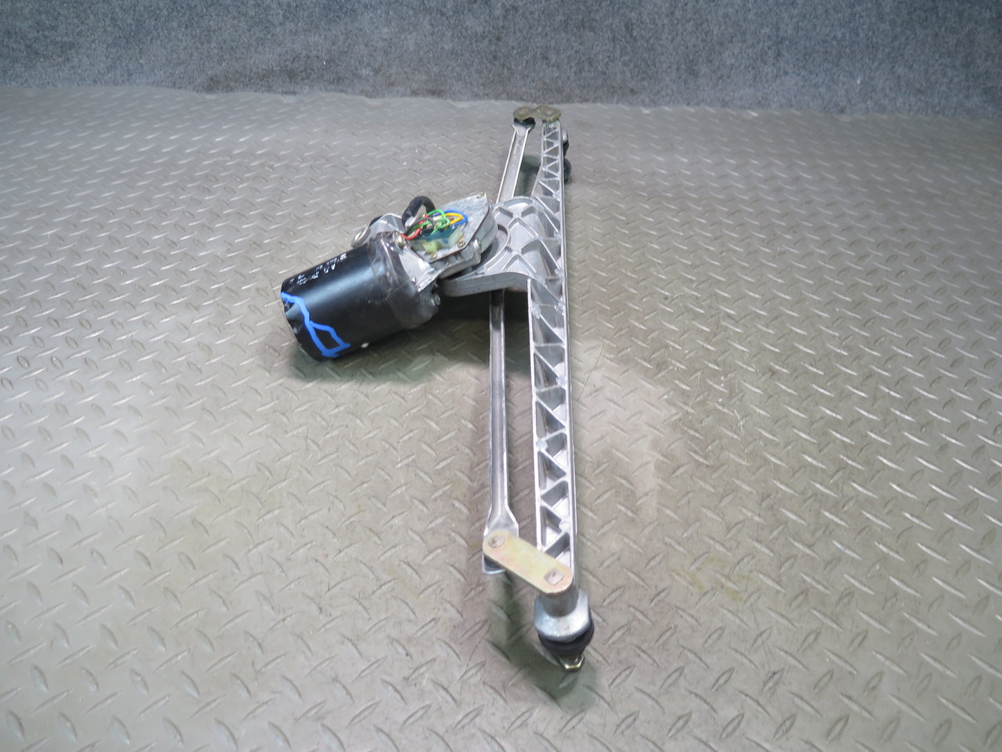 1984-1986 Porsche 928 S Front Windshield Wiper Transmission Linkage W/ Motor