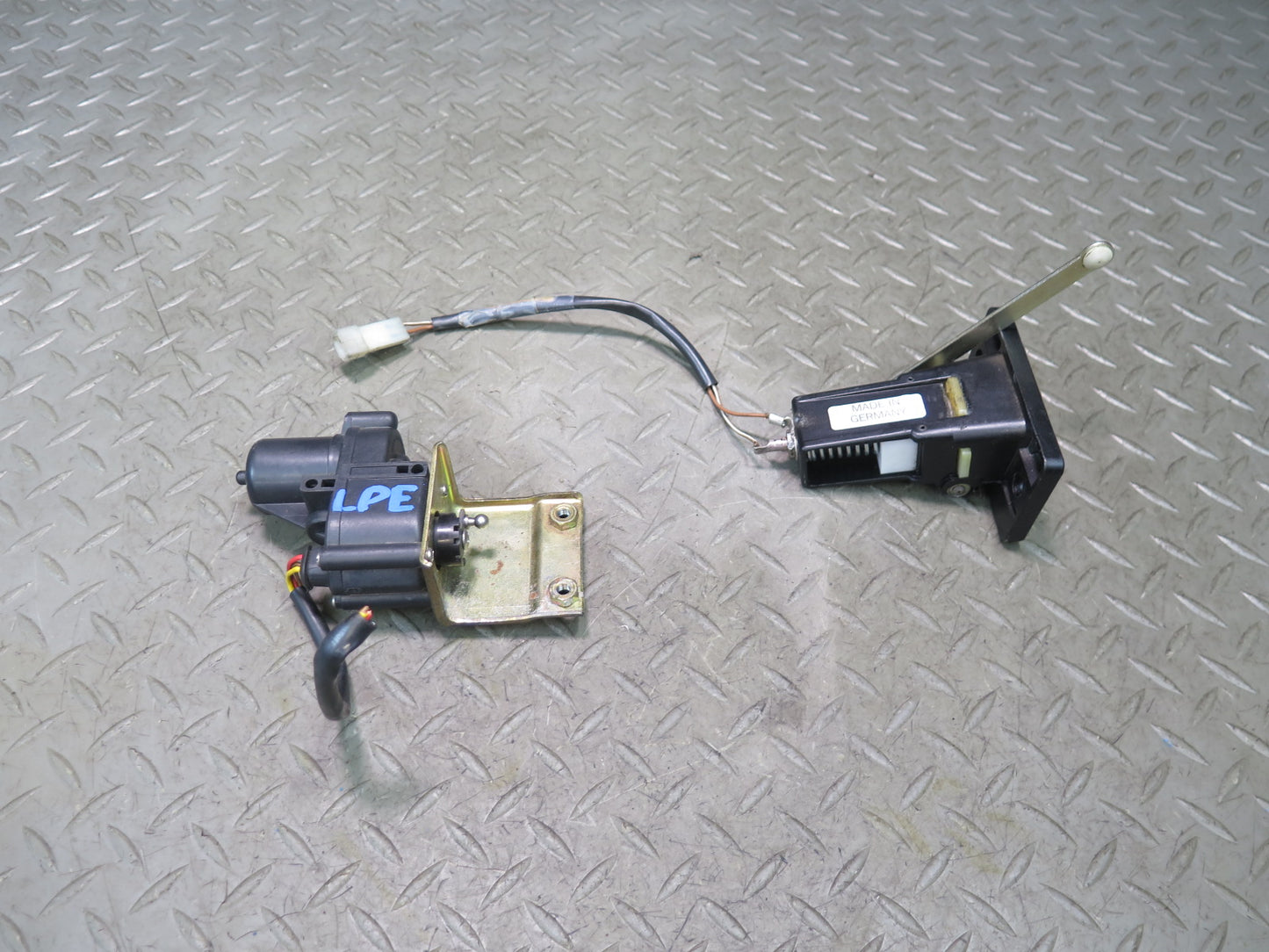 1984-1986 Porsche 928 Rear Trunk Hatch Lock Latch Receiver w Actuator Motor