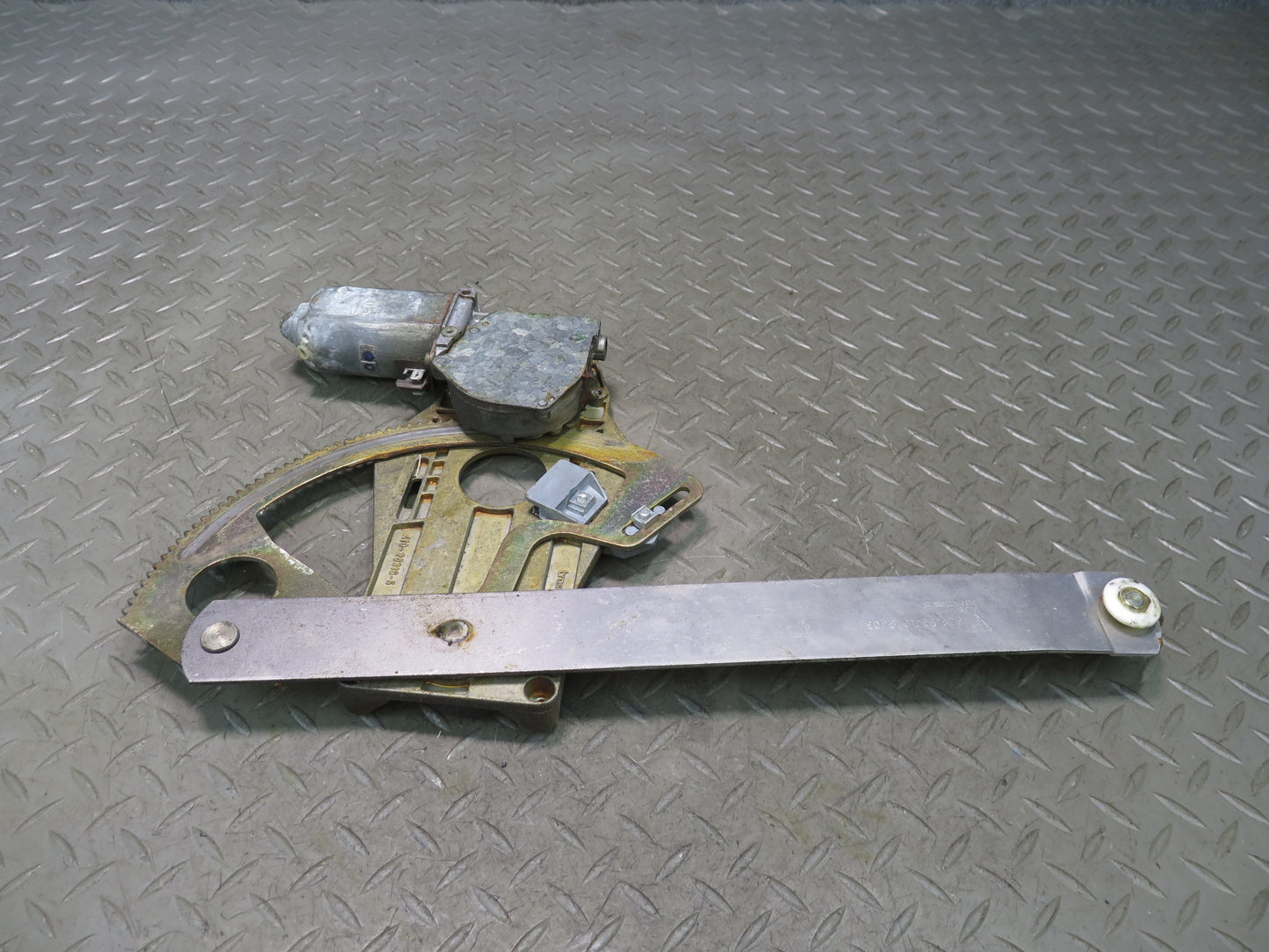 1984-1991 Porsche 928 Right Side Door Window Regulator W/ Motor