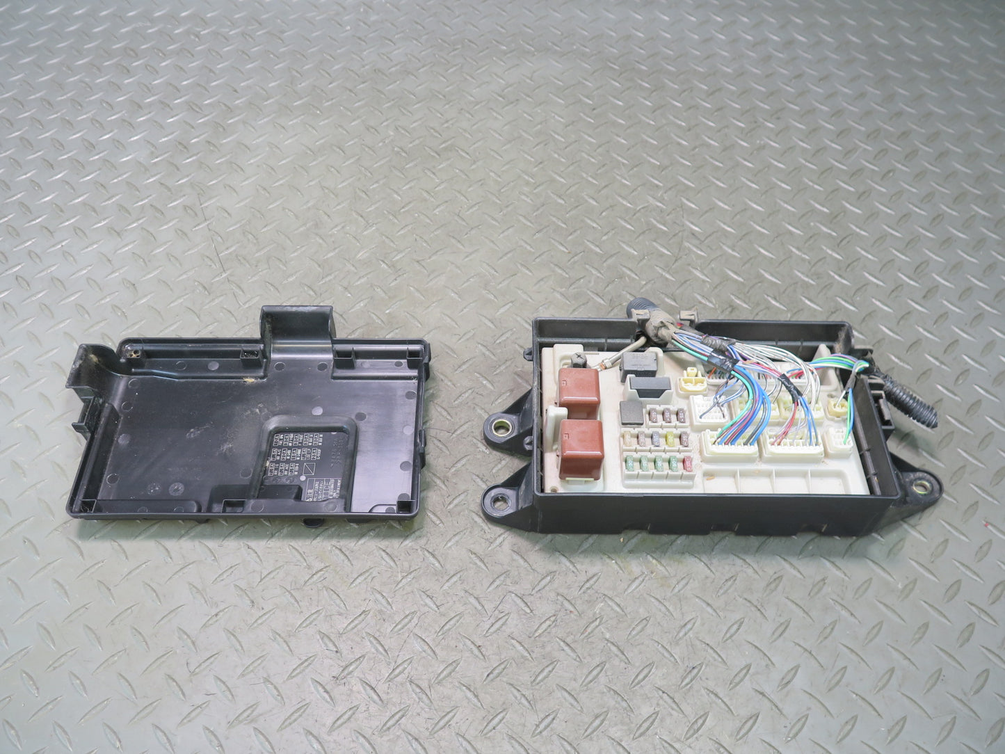 01-03 Lexus LS430 UCF30L Rear Trunk Junction Fuse Relay Box 82670-50072 OEM