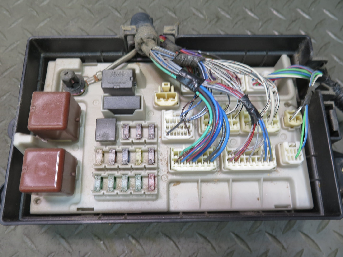 01-03 Lexus LS430 UCF30L Rear Trunk Junction Fuse Relay Box 82670-50072 OEM