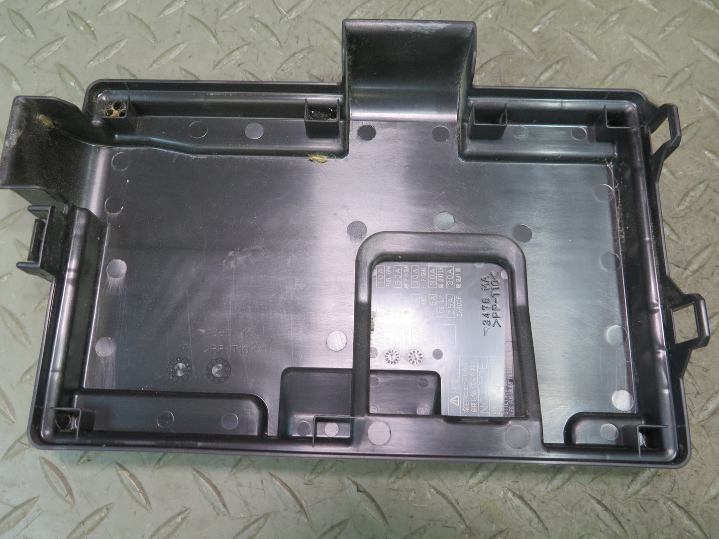 01-03 Lexus LS430 UCF30L Rear Trunk Junction Fuse Relay Box 82670-50072 OEM