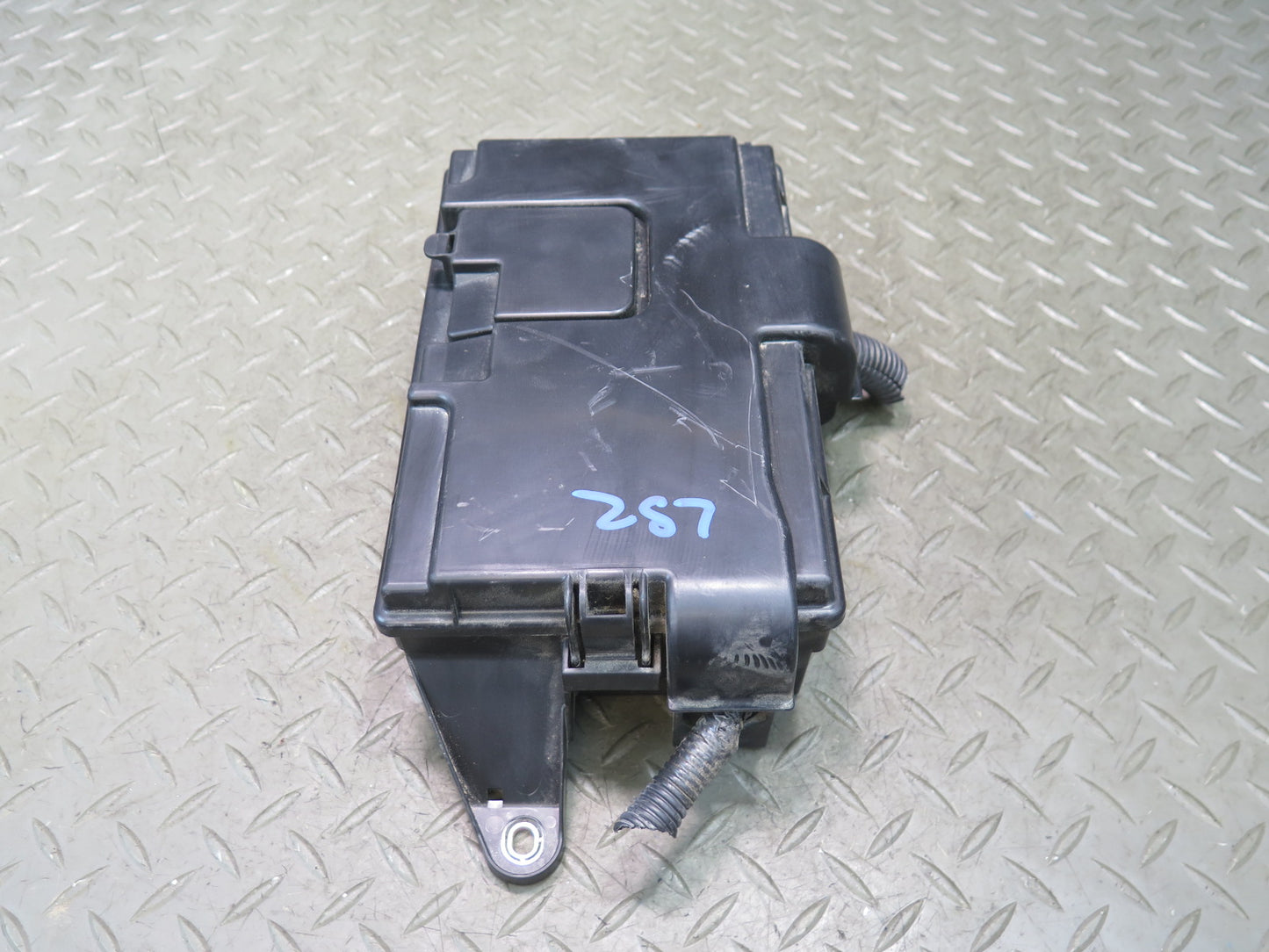 01-03 Lexus LS430 UCF30L Rear Trunk Junction Fuse Relay Box 82670-50072 OEM